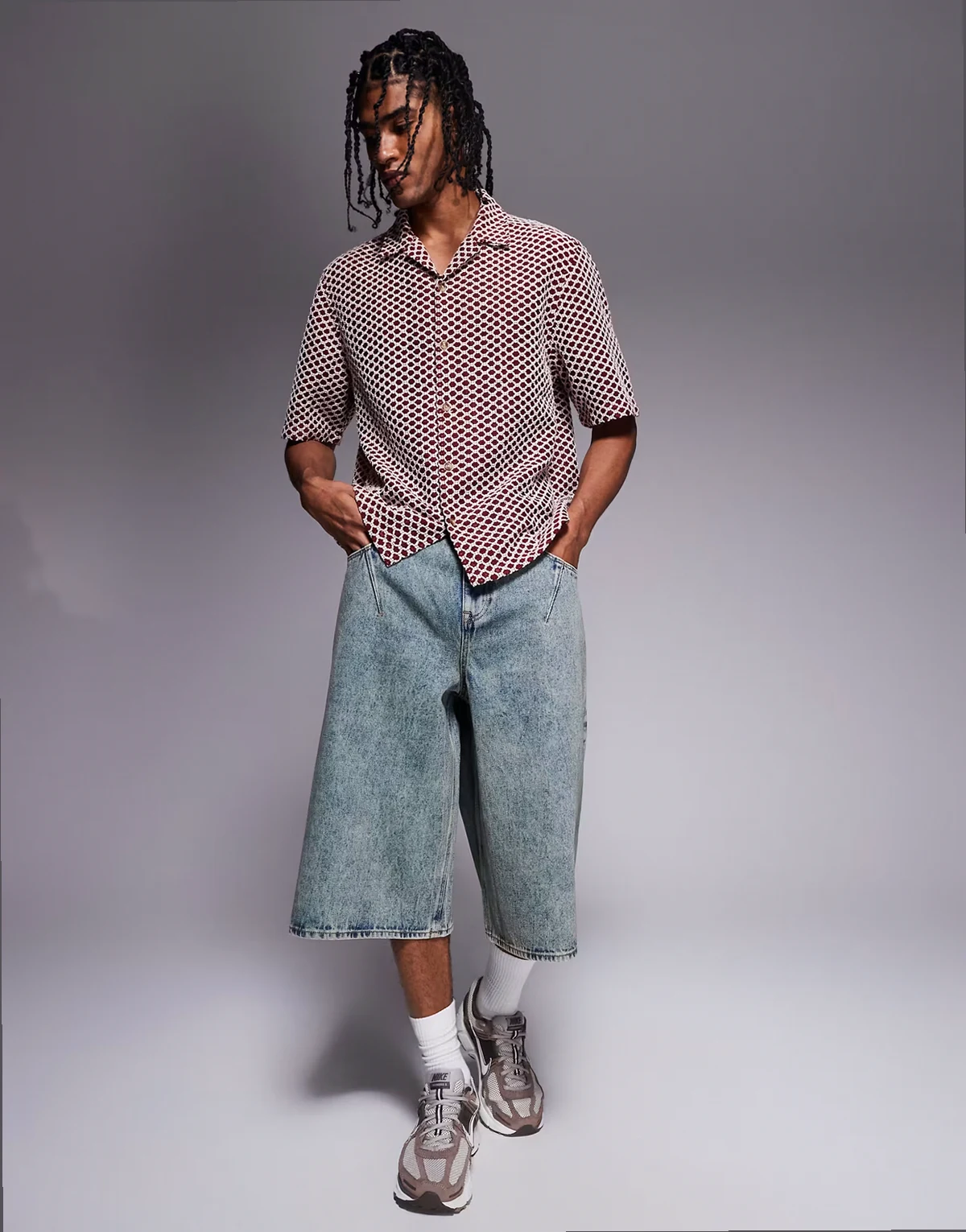 – Länger geschnittene Jeans-Jorts in Acid-Waschung mit Faltendetail