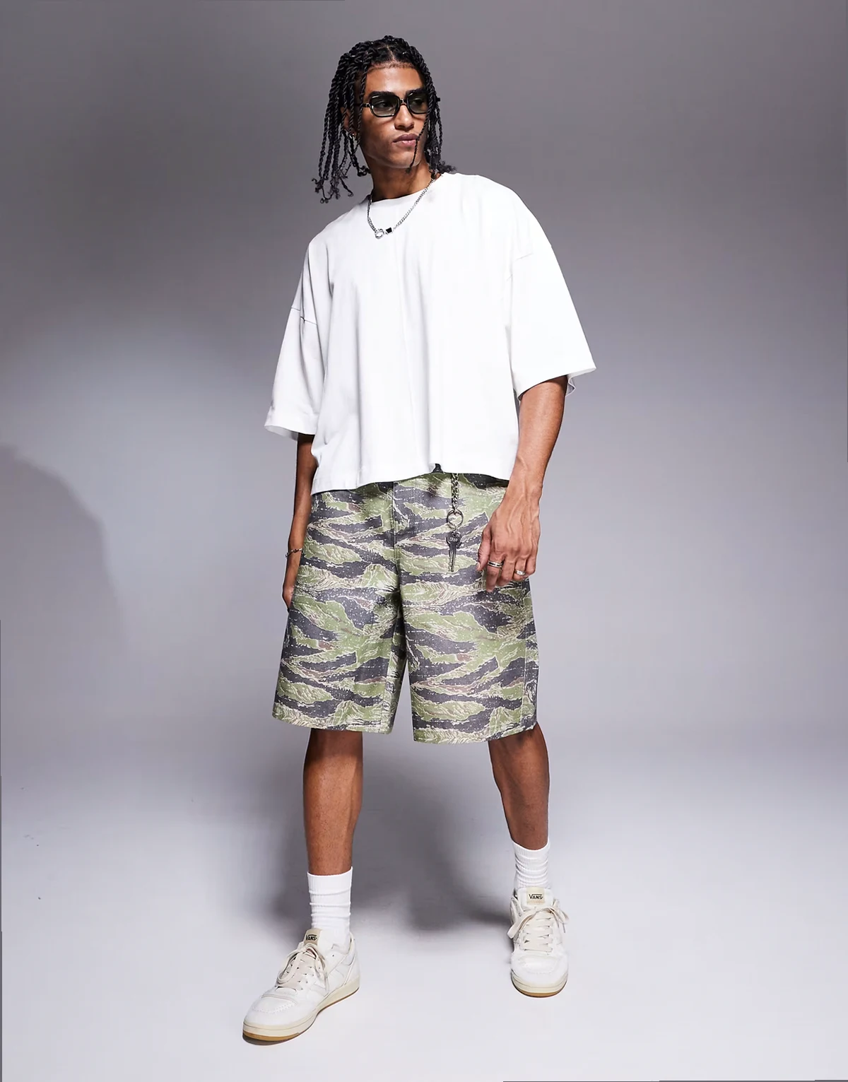 – Lange Shorts mit Military-Muster und Carpenter-Details