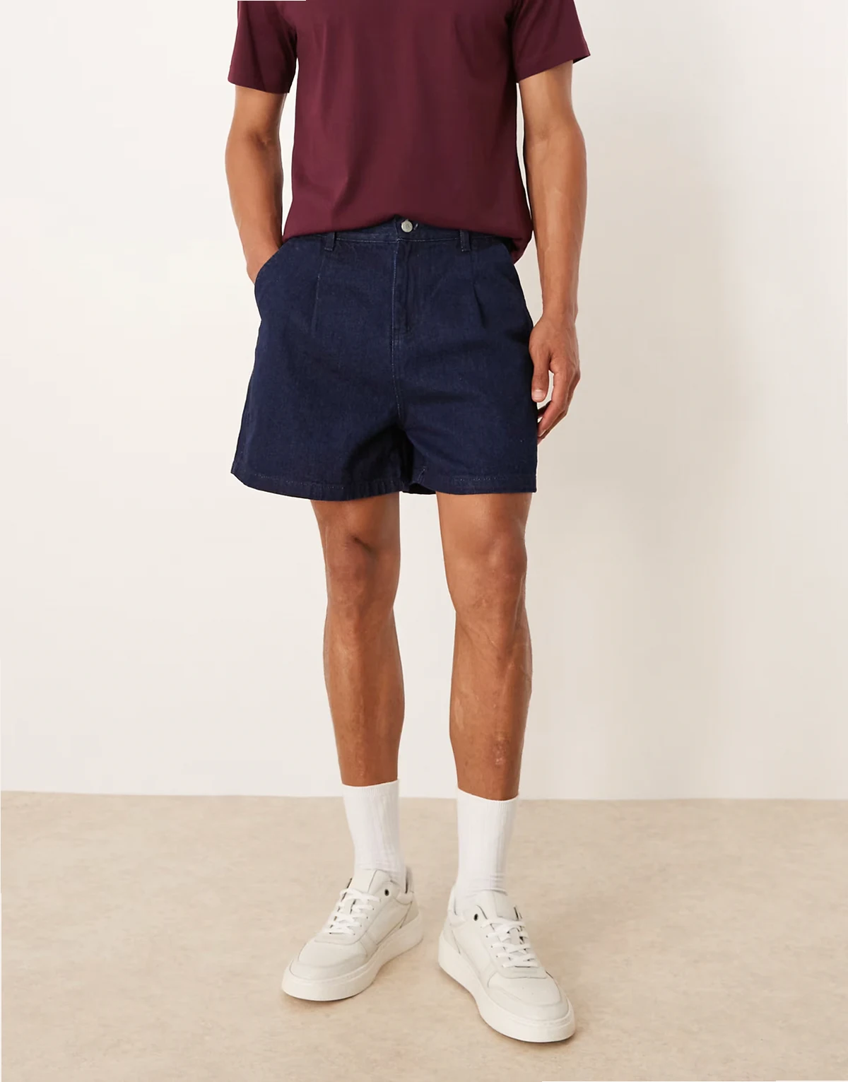 – Plissierte Jeans-Shorts in Raw-Waschung in kürzerer Länge