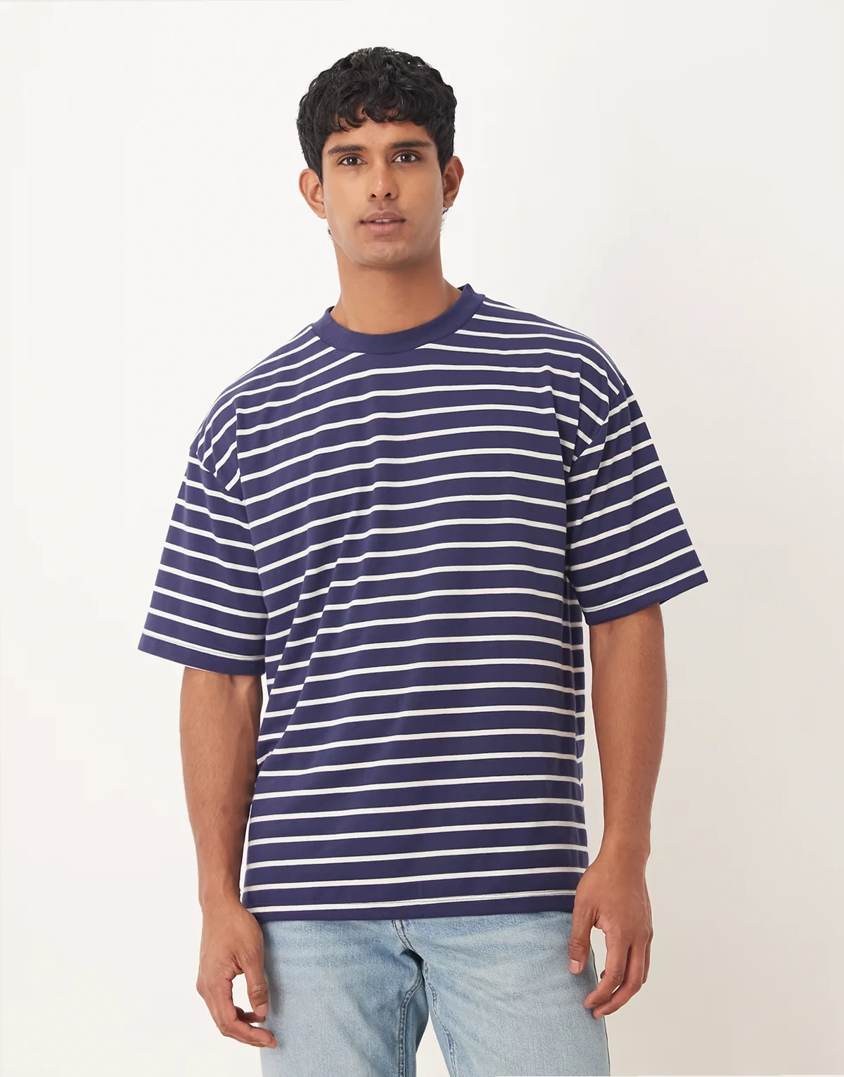 – Gestreiftes Relaxed-Fit-T-Shirt in Marineblau und Weiß