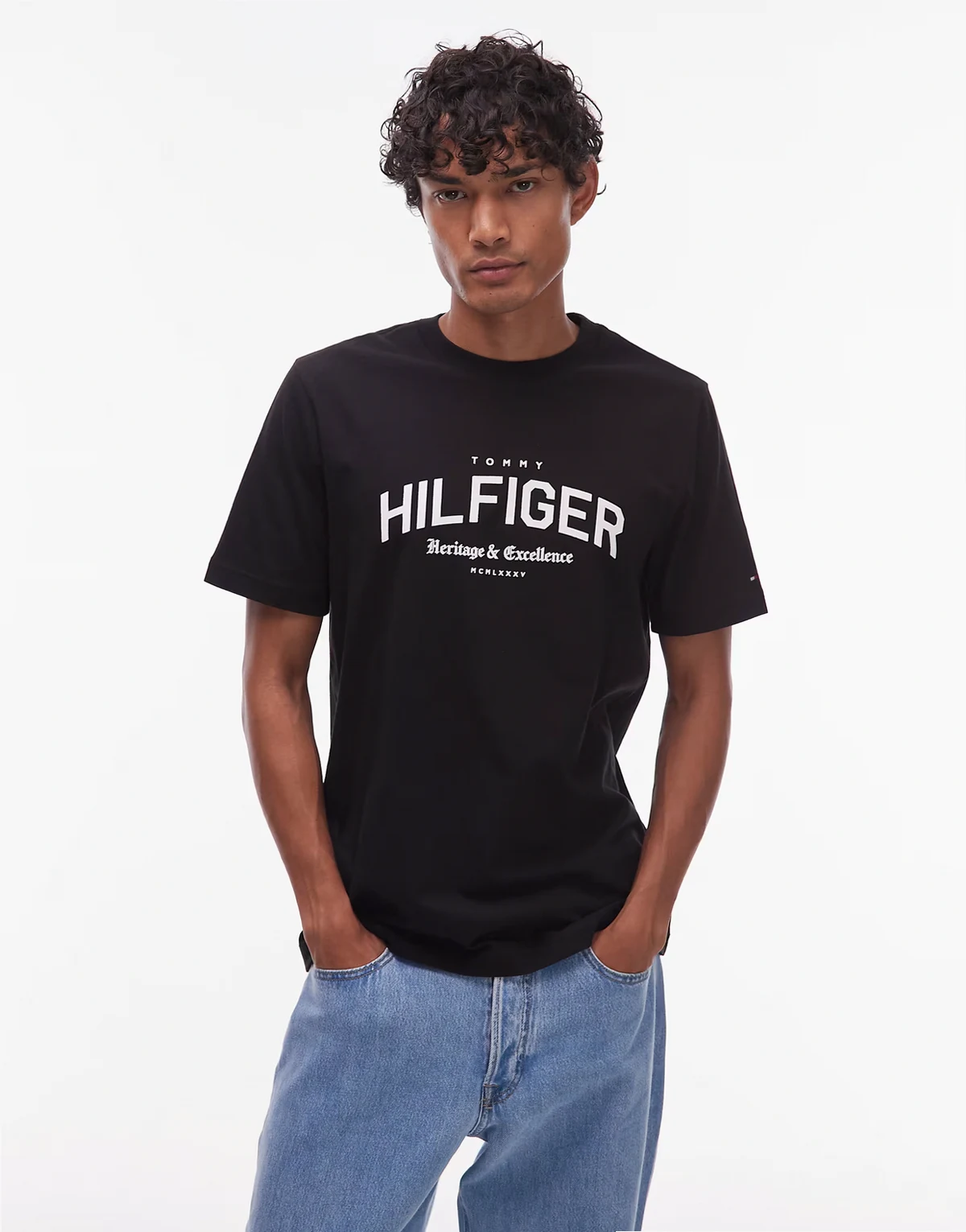 – Czarny T-shirt z zaokrąglonym logo w uczelnianym stylu