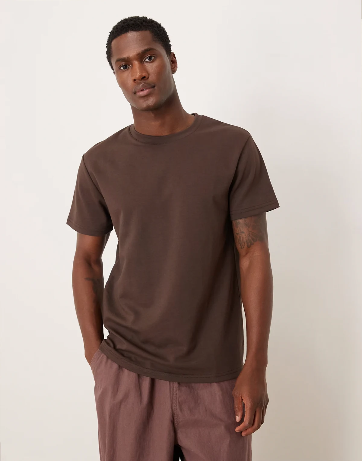 – breatheMAX™ – Schweres T-Shirt in Braun aus atmungsaktivem Material mit Rundhalsausschnitt