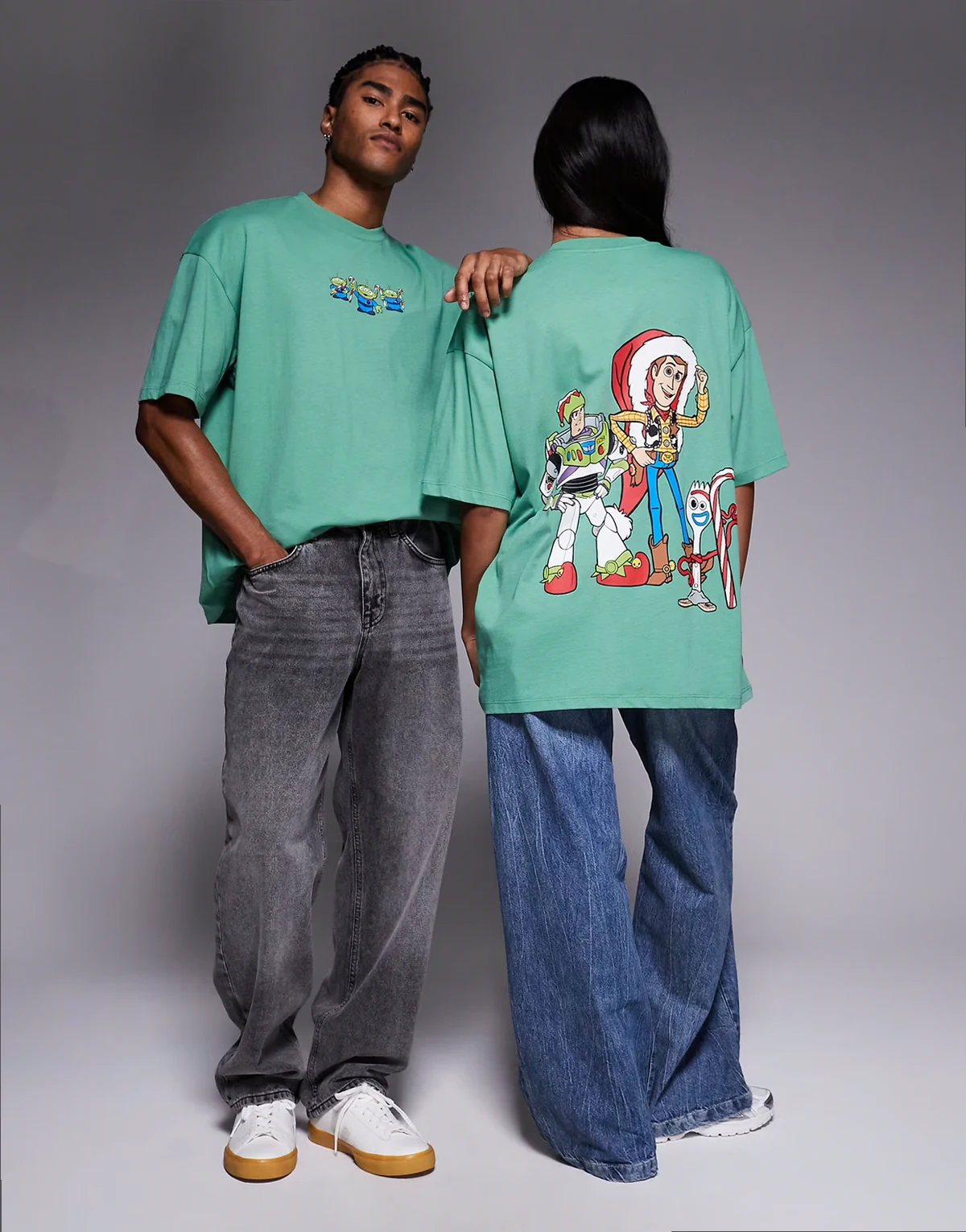 Weihnachten – Disney Pixar – Unisex-T-Shirt in Grün mit „Toy Story“-Motivprints und Oversize-Schnitt