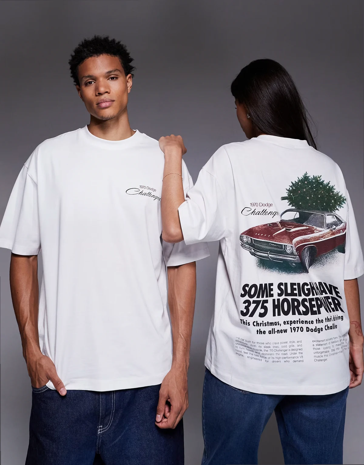 – Unisex-T-Shirt in Cremeweiß mit weihnachtlichem Dodge-Print und Oversize-Passform