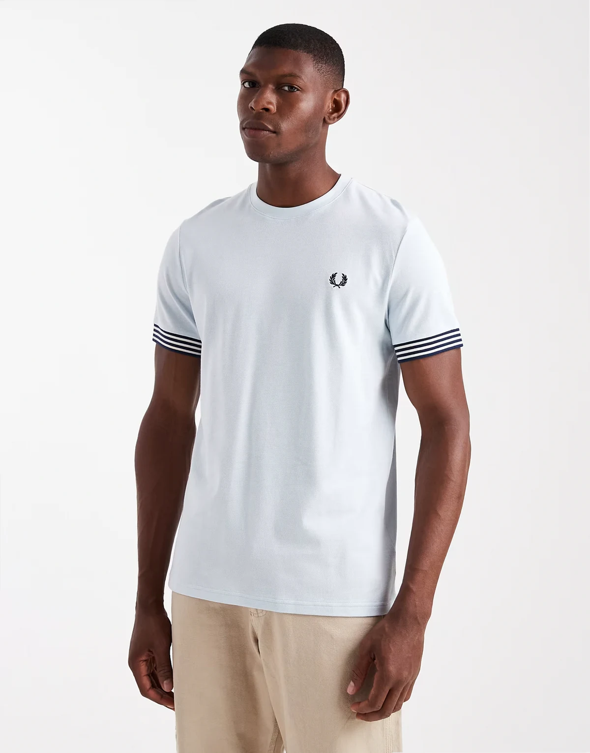 – Jasnoniebieski T-shirt z mankietami w paski