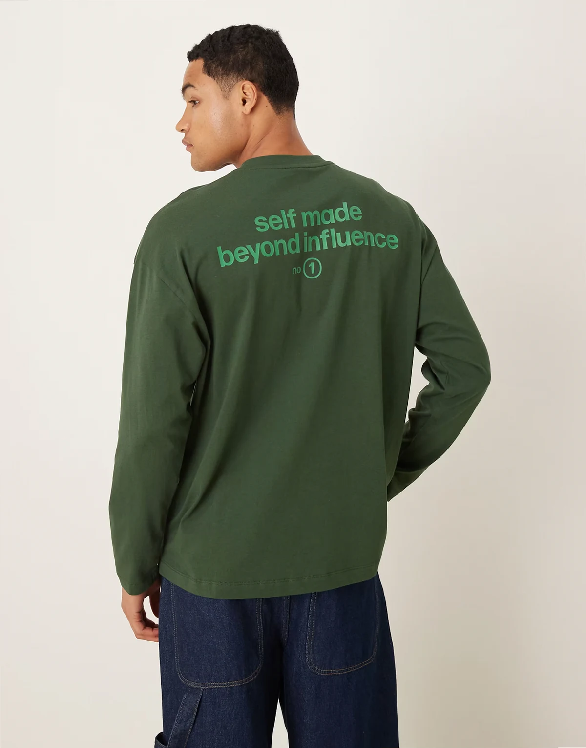 – Langärmliges Oversize-T-Shirt in Dunkelgrün mit farblich abgestimmtem Textprint
