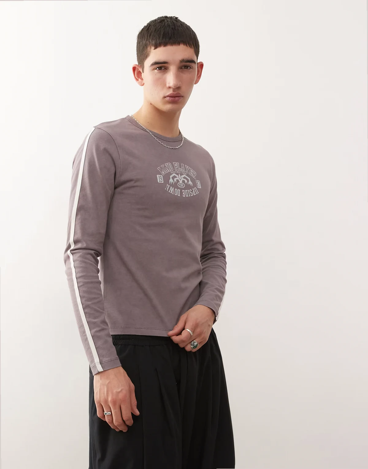x Stranger Things – Slim-Fit-T-Shirt in verwaschenem Braun und umgedrehtem Logo