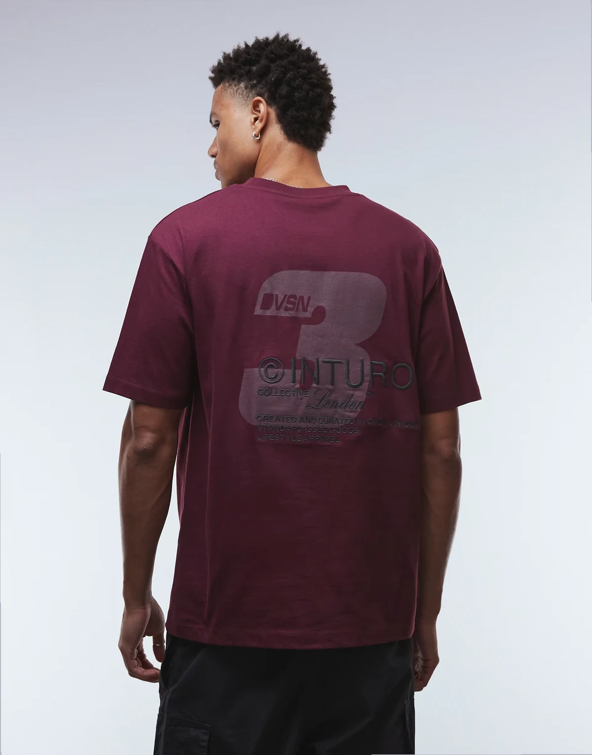 – Relaxed Fit T-Shirt in Burgunderrot mit Street-Print und Stickerei