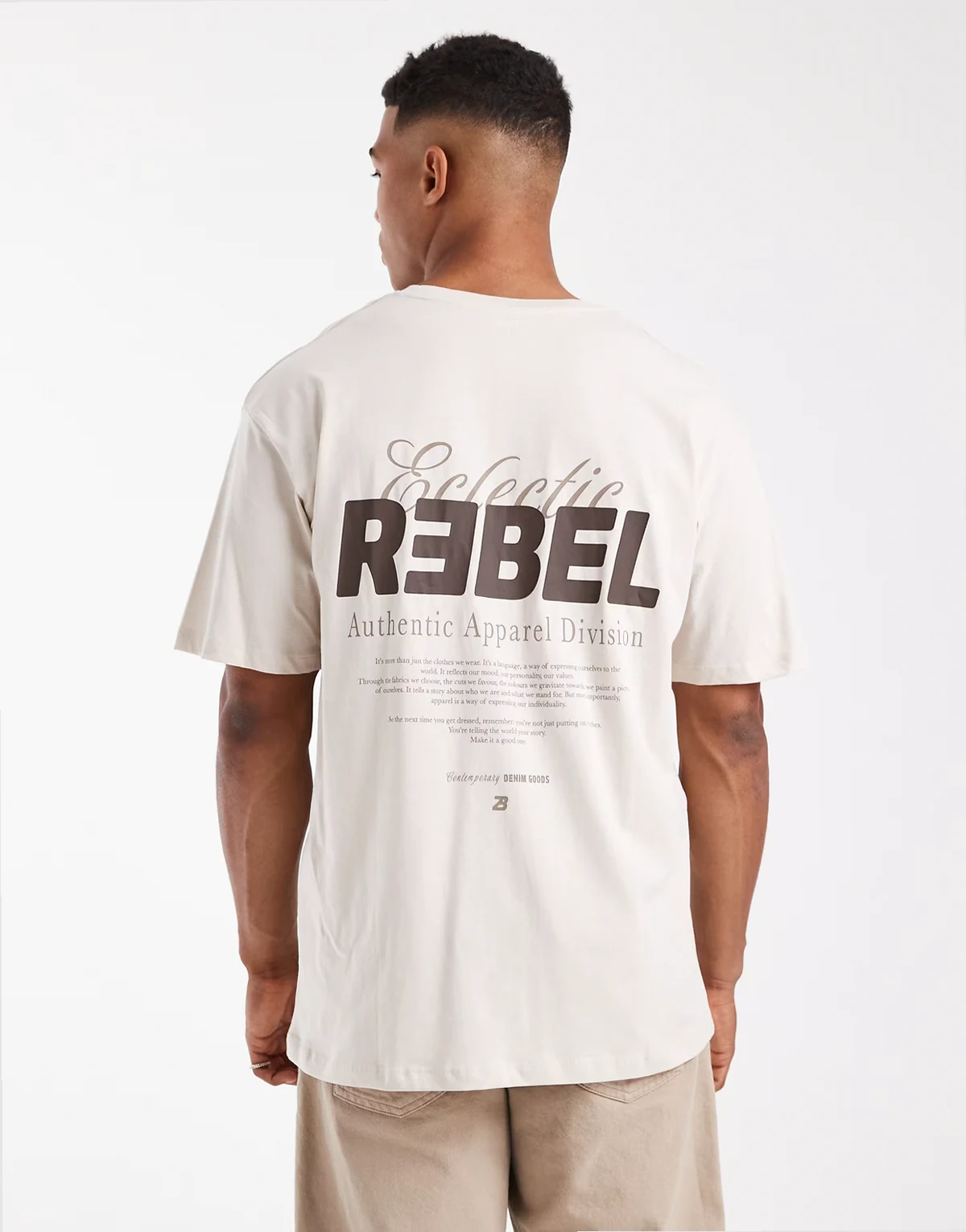 – Beżowy T-shirt oversize z nadrukiem na plecach