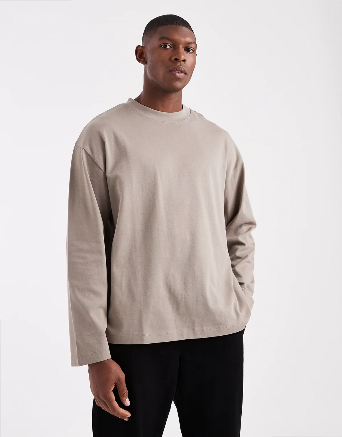 – Langärmliges Oversize-T-Shirt aus schwerem Stoff in Steinbeige