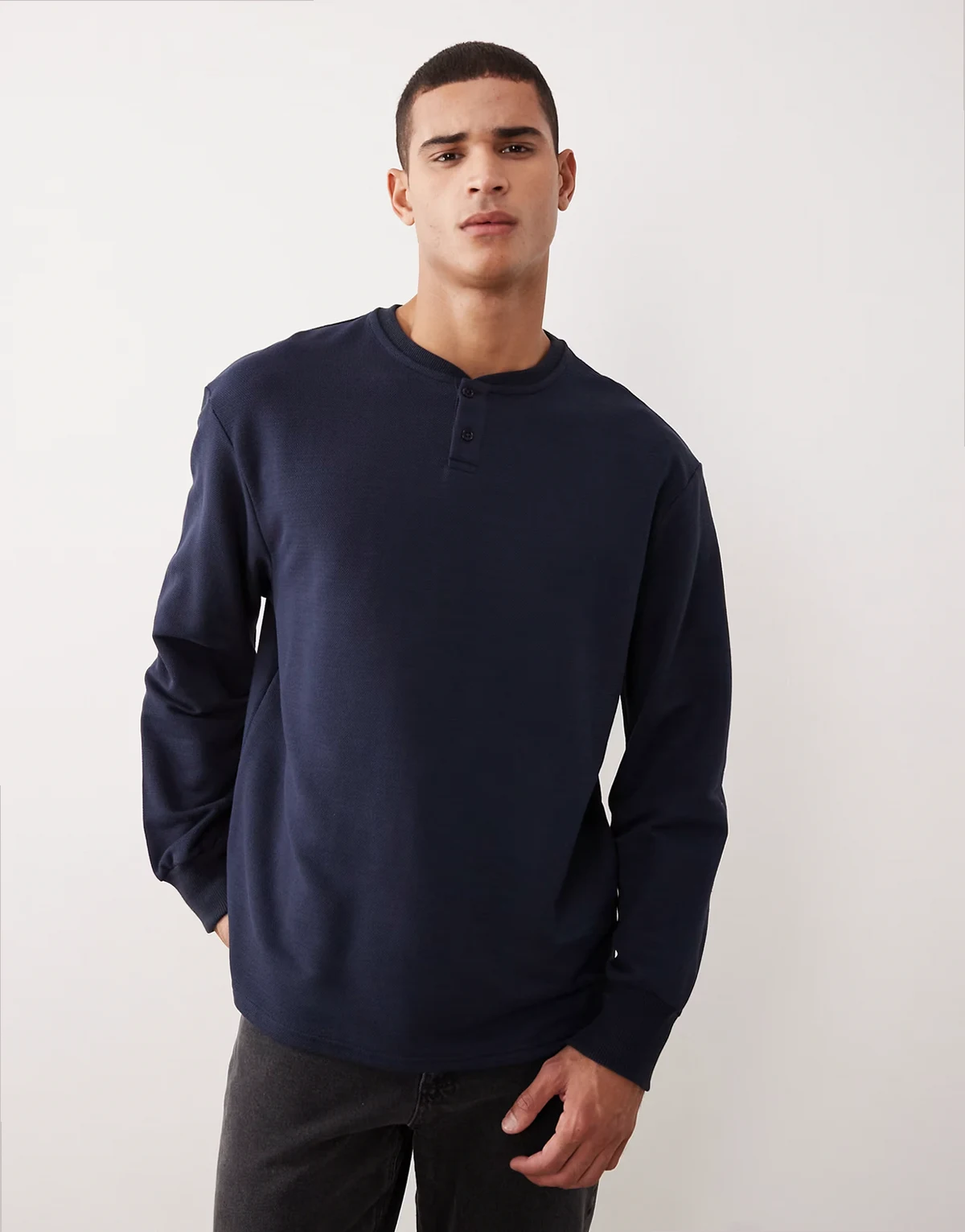 – Oversize-Sweatshirt aus Pikee-Baumwolle in Marineblau mit Henley-Ausschnitt