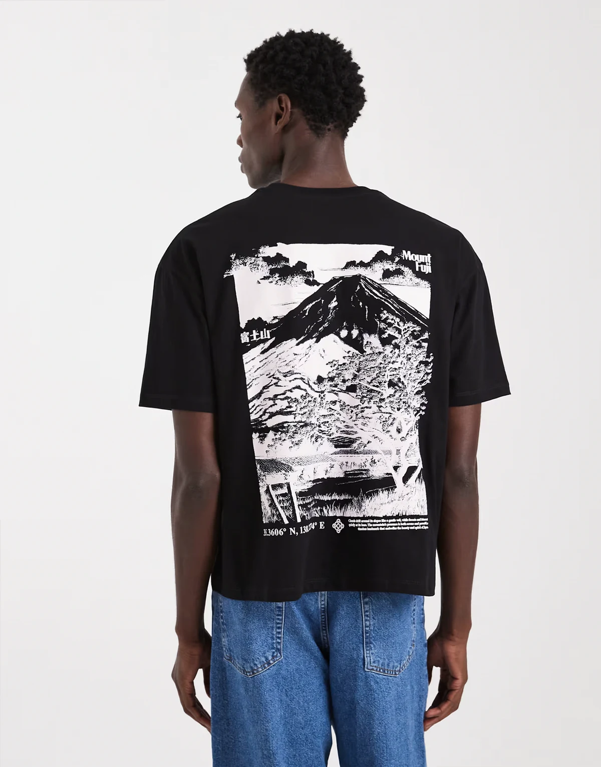 – Kastiges Oversize-T-Shirt in Schwarz mit Berg-Rückenprint