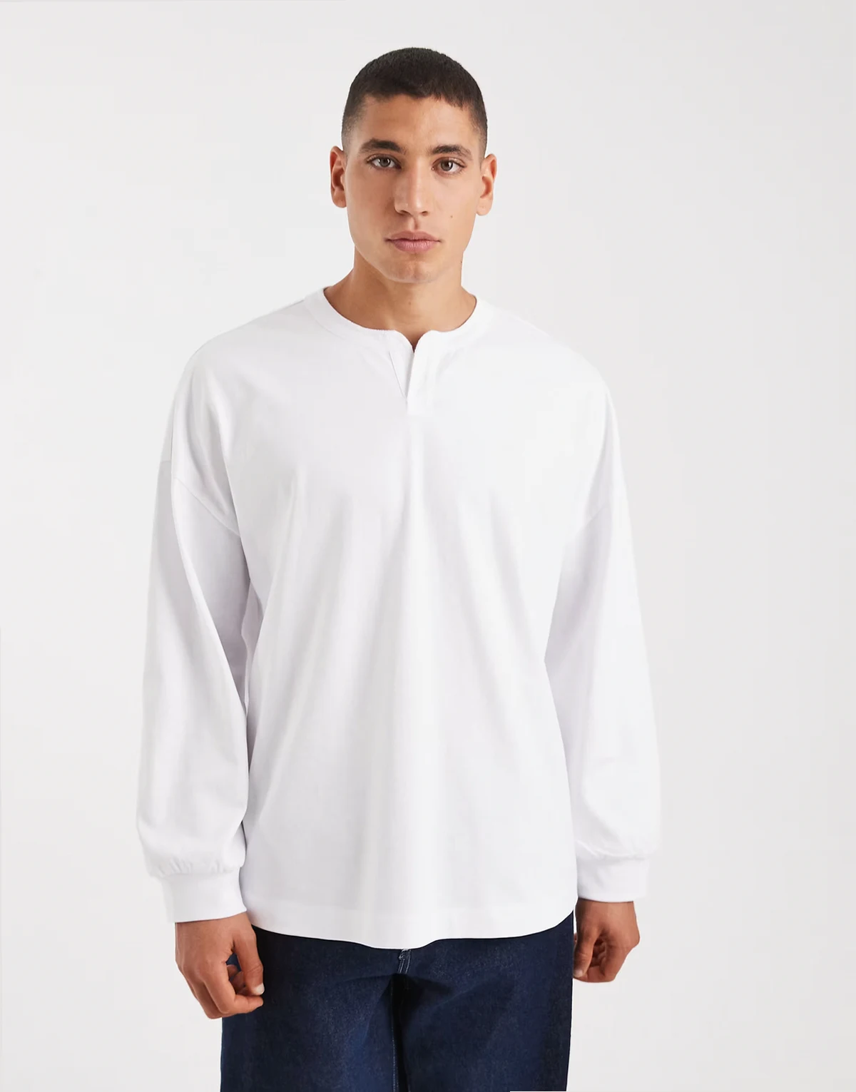 – Langärmliges Henley-Shirt aus schwerem Material in Weiß mit Oversize-Schnitt