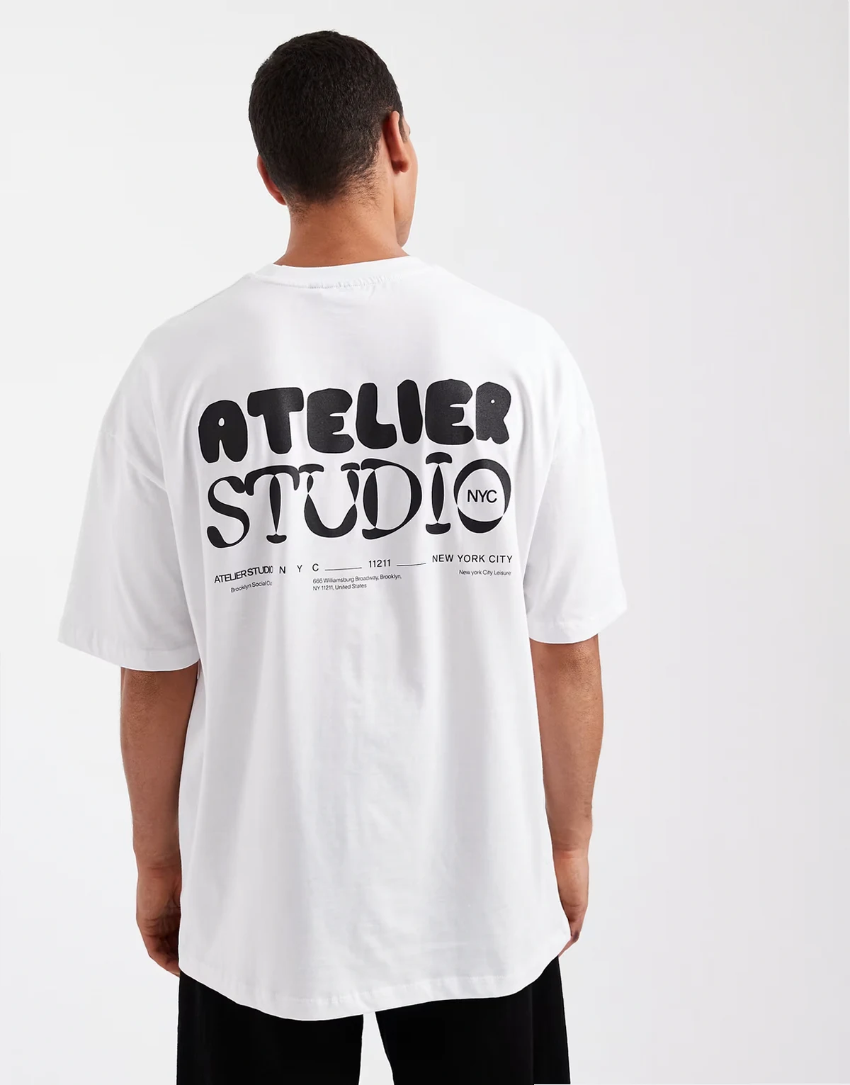 – Kastiges Oversized-T-Shirt in Weiß mit „Atelier Studio“-Grafikprint