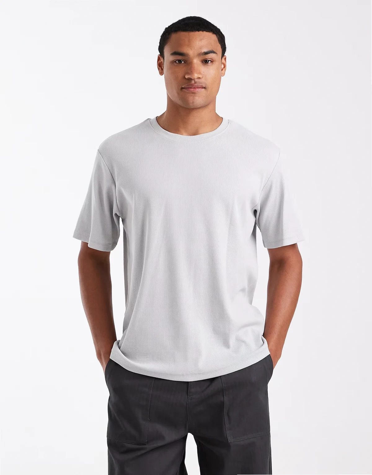 – Jasnoszary prążkowany T-shirt