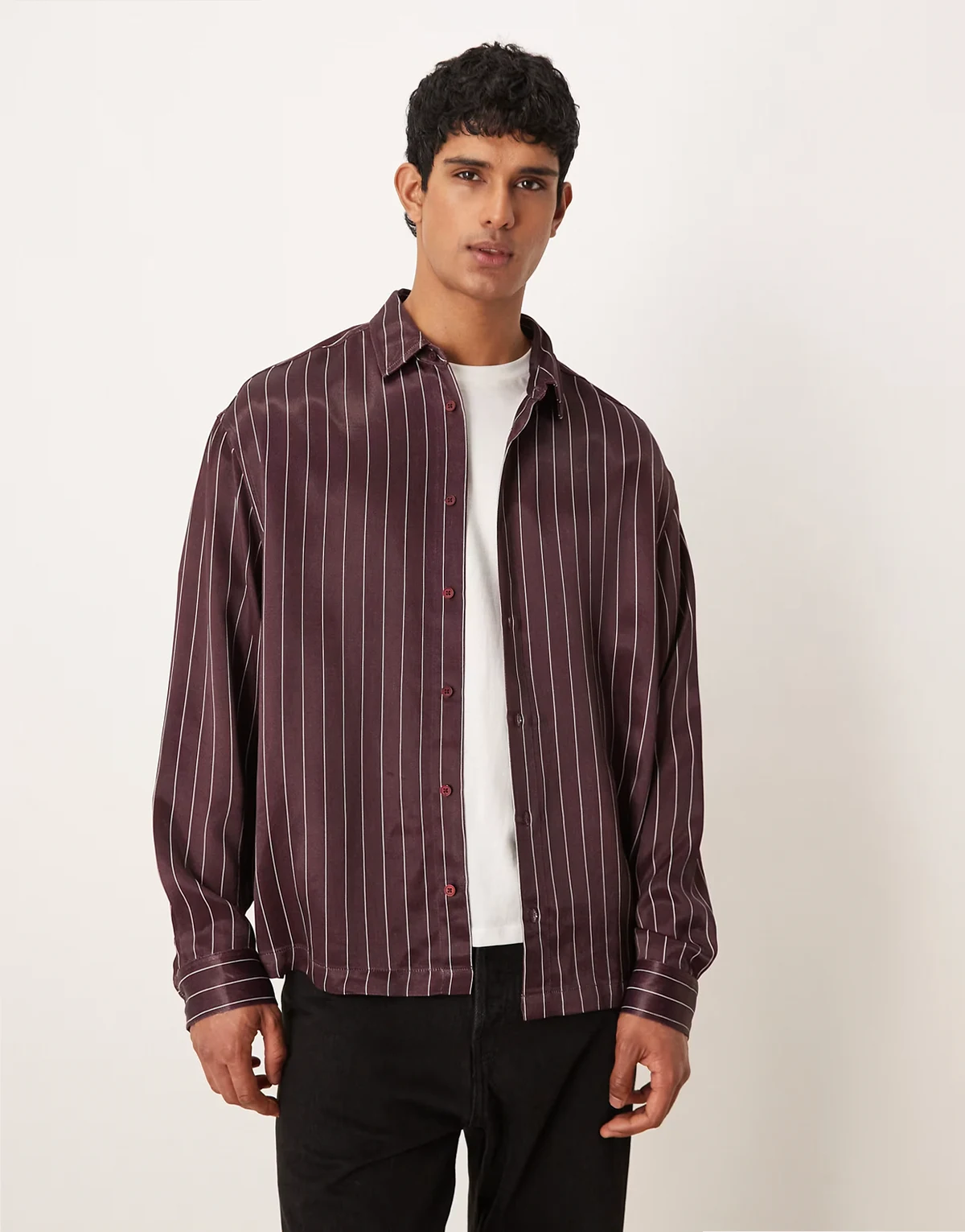 – Bordowa satynowa koszula oversize w paski