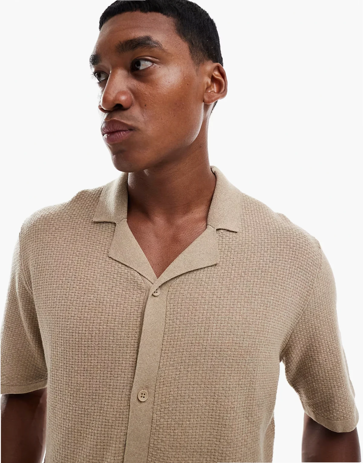 – Teksturowana dzianinowa koszula z kołnierzykiem kubańskim w kremowym kolorze