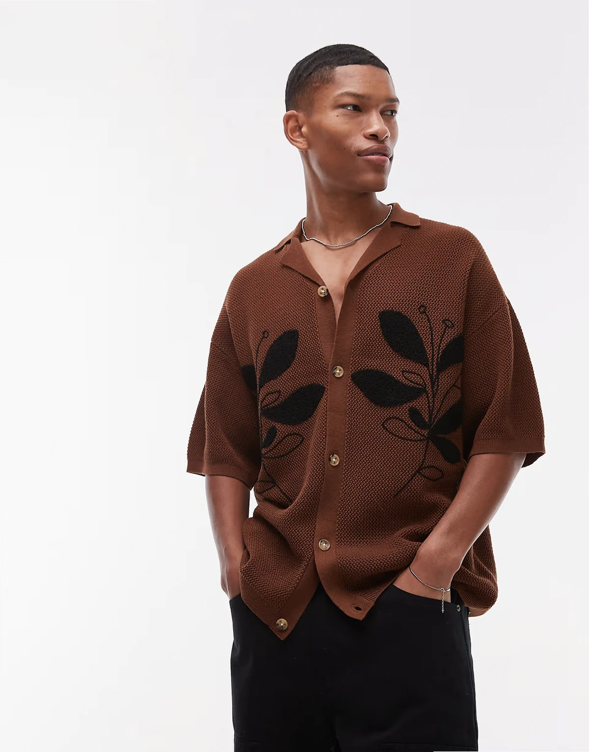– Locker geschnittenes Strickhemd in Braun mit Reverskragen und Blumenapplikation