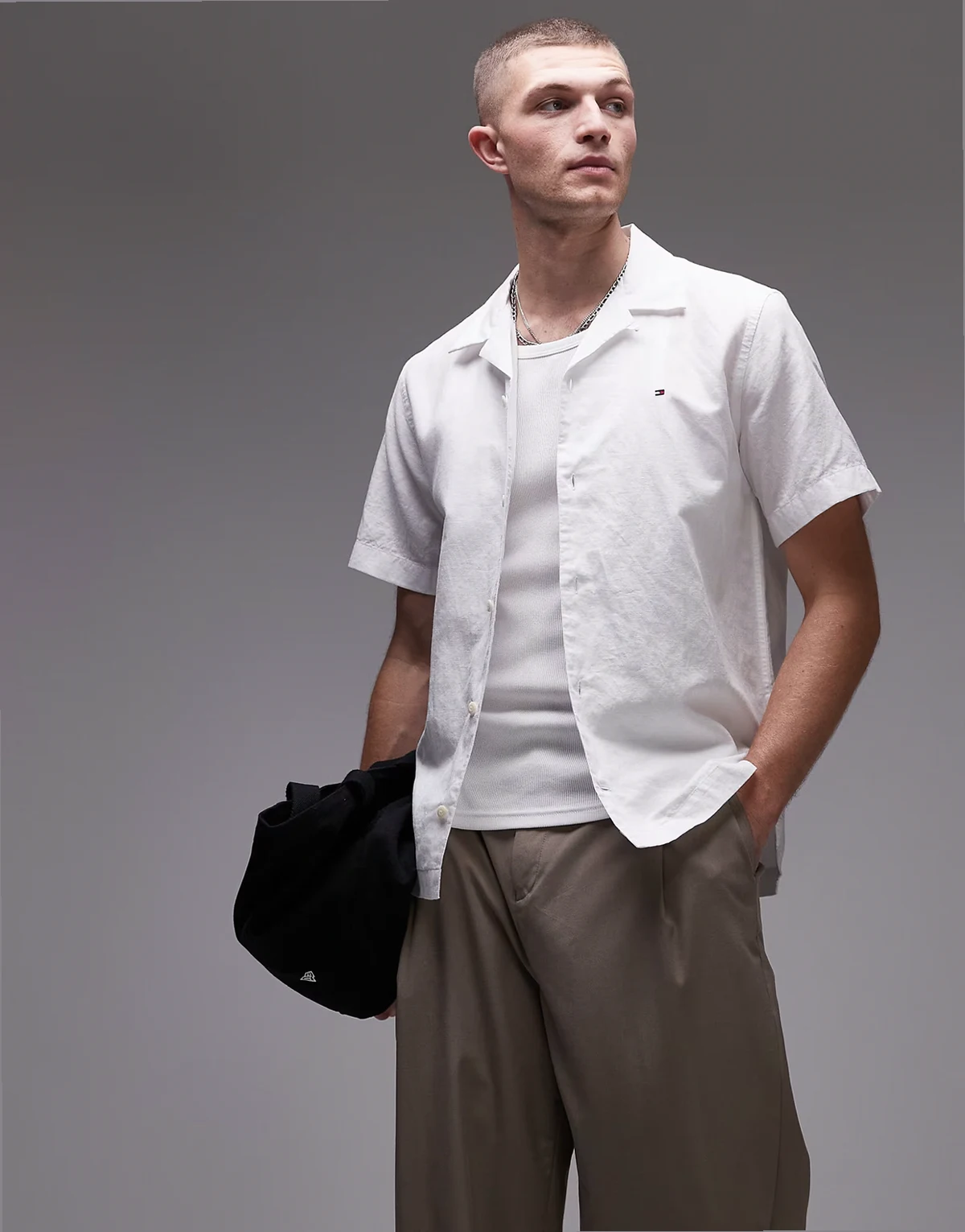 – Biała koszula z krótkimi rękawami z materiału z dodatkiem lnu