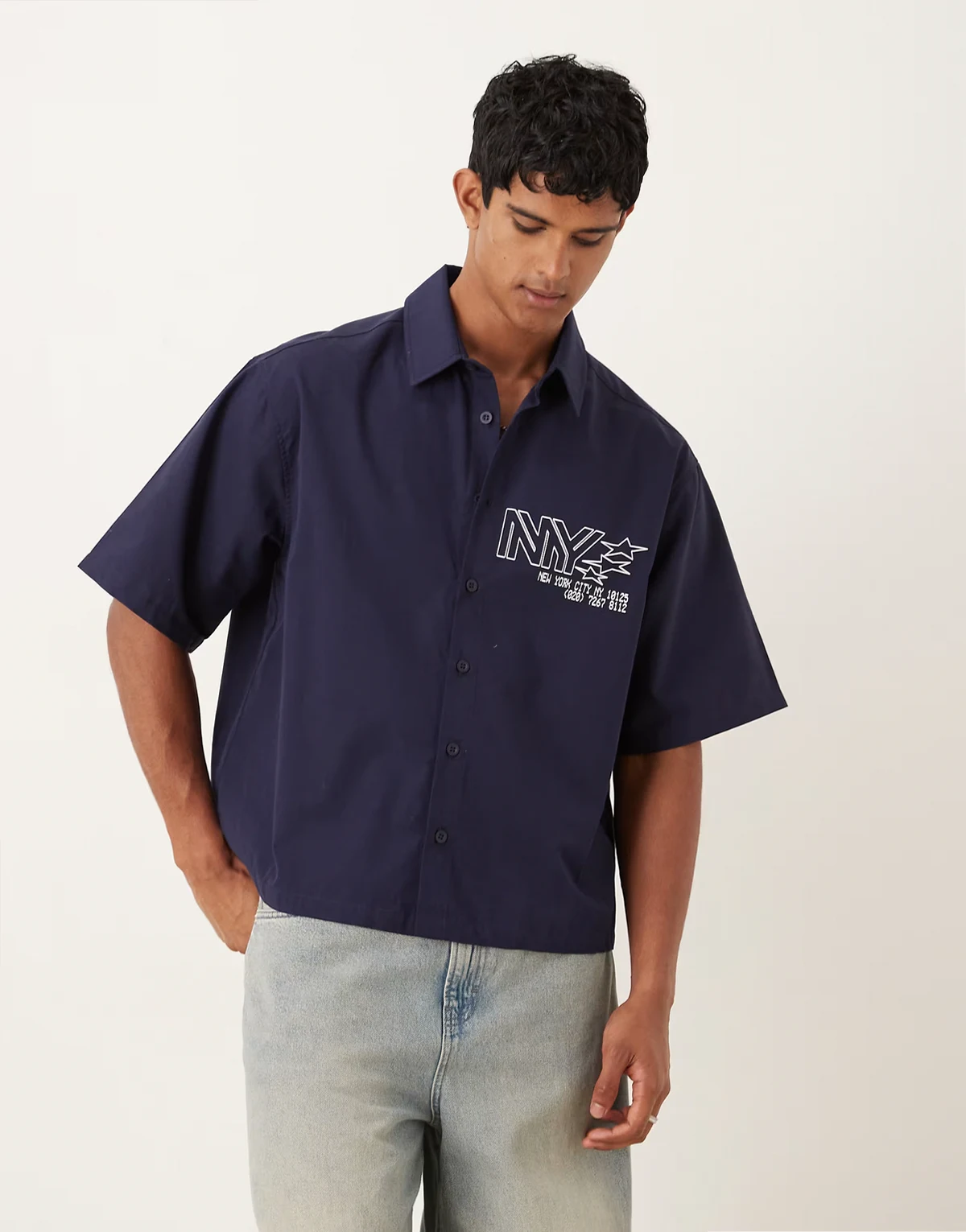 – Granatowy T-shirt oversize z ozdobnym wzorem