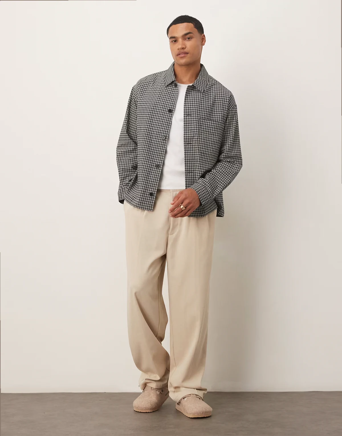 – Luźna koszula wierzchnia z kory o wysokiej zawartości bawełny w czarno-białą kratę