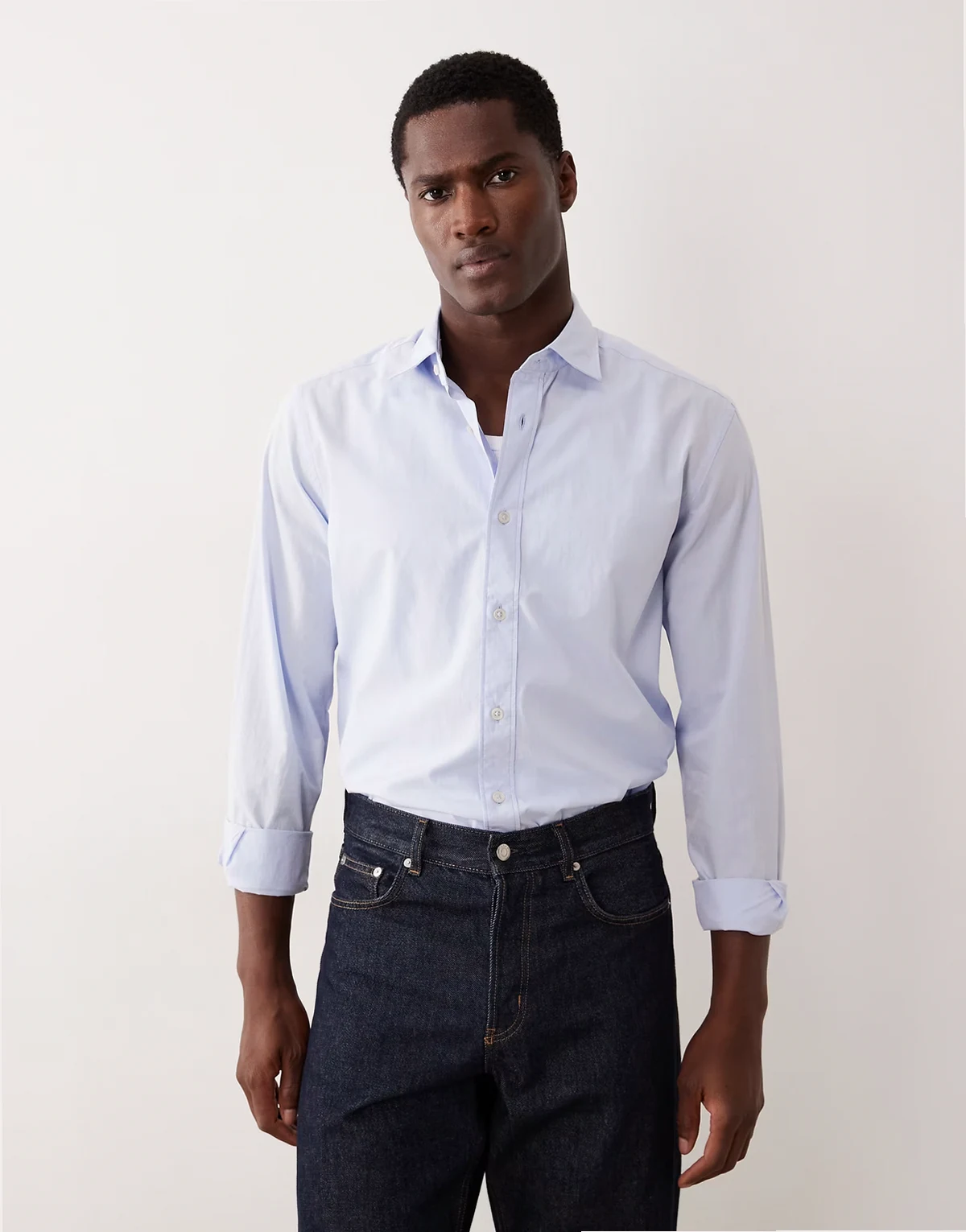 – Jasnoniebieska koszula bawełniana