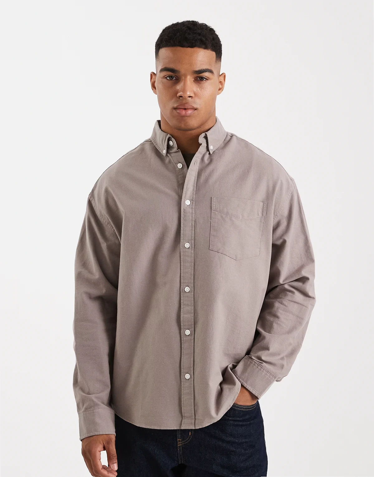 – Szarobeżowa koszula Oxford oversize w stylu lat 90.