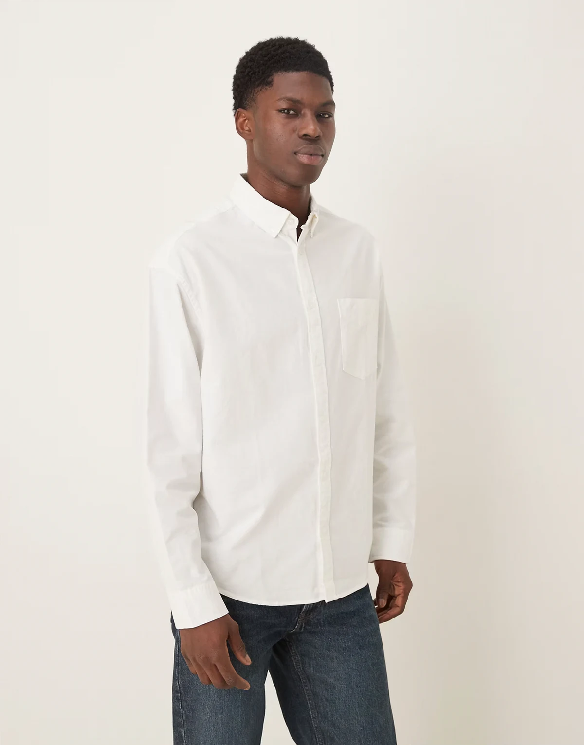 – Biała koszula oxford oversize w stylu lat 90.