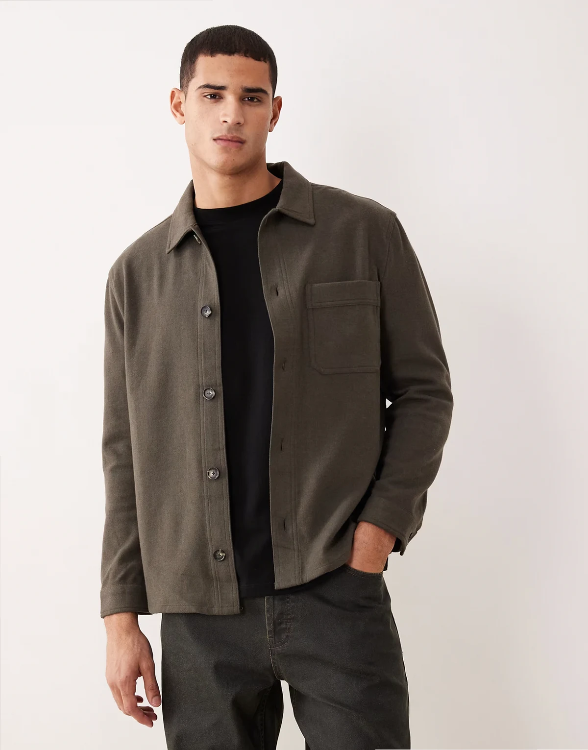 – Brązowa kurtka koszulowa w klasycznym stylu