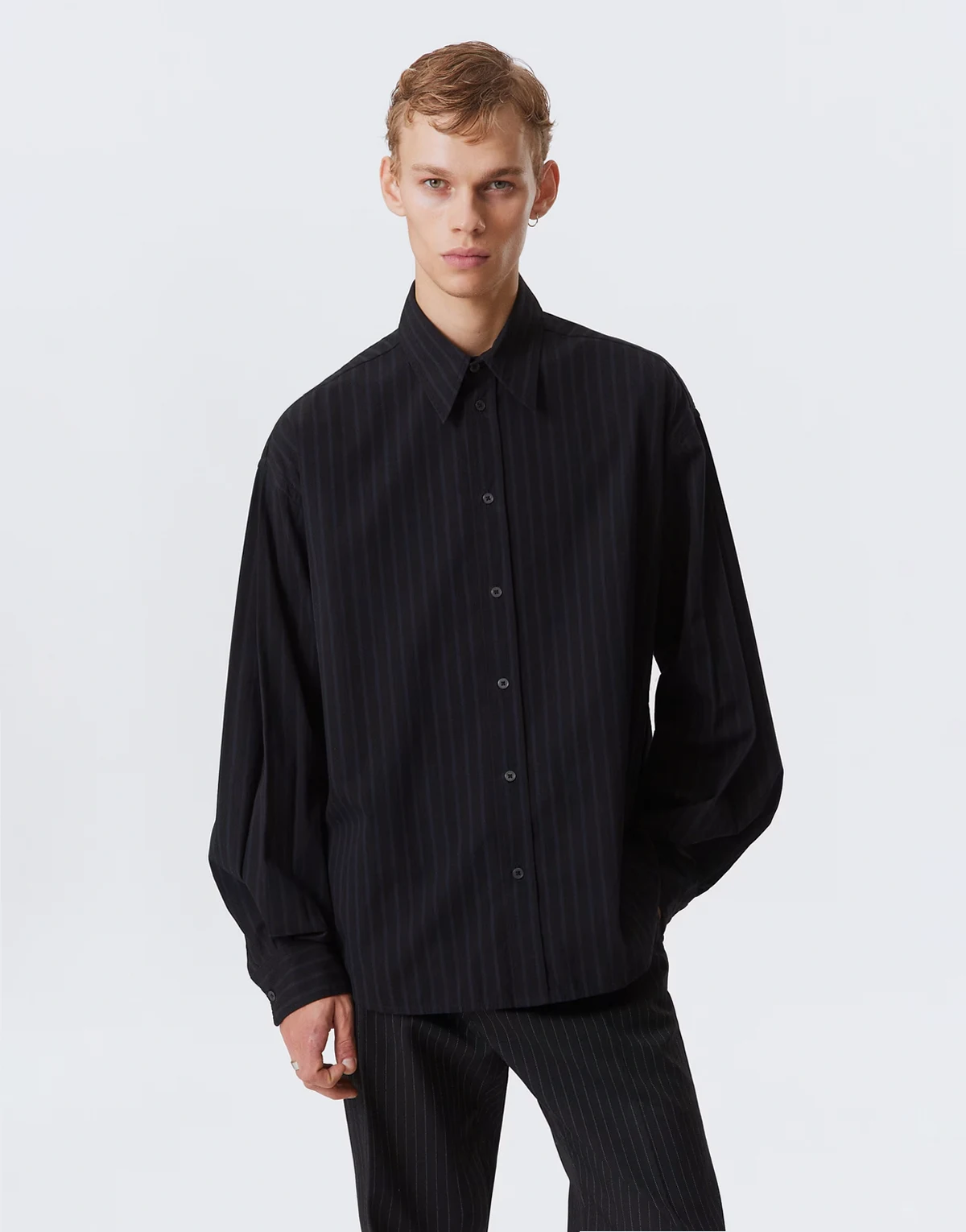– Gestreiftes Oversize-Hemd aus Popeline in Schwarz und Dunkelblau