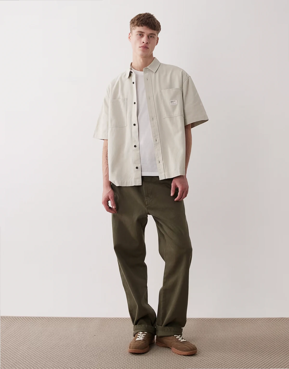 – Szarobeżowa koszula oversize w stylu roboczym z naszywką