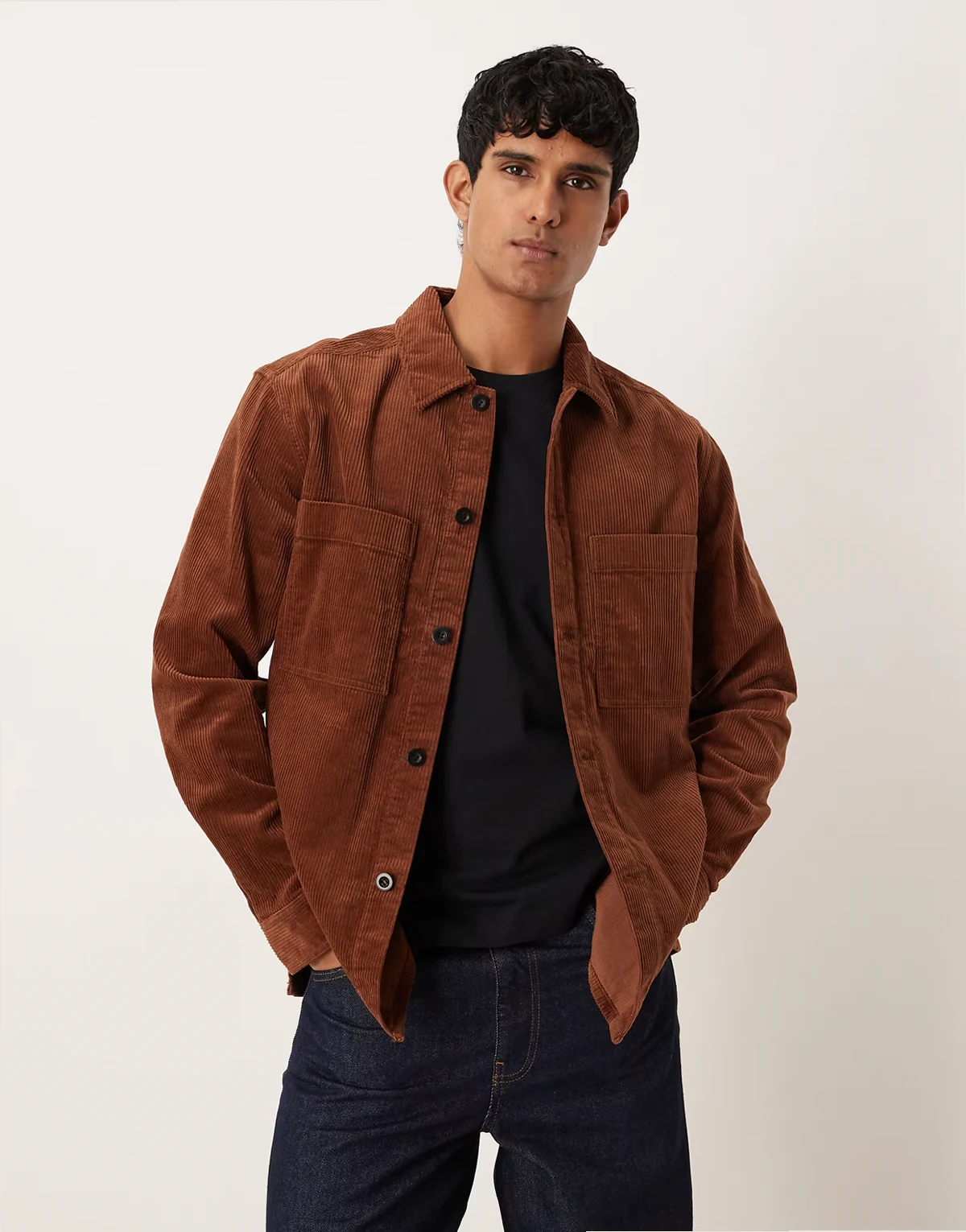 – Czekoladowobrązowa sztruksowa koszula wierzchnia