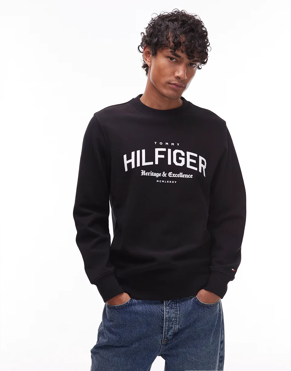 – Czarna bluza z okrągłym dekoltem i dużym logo