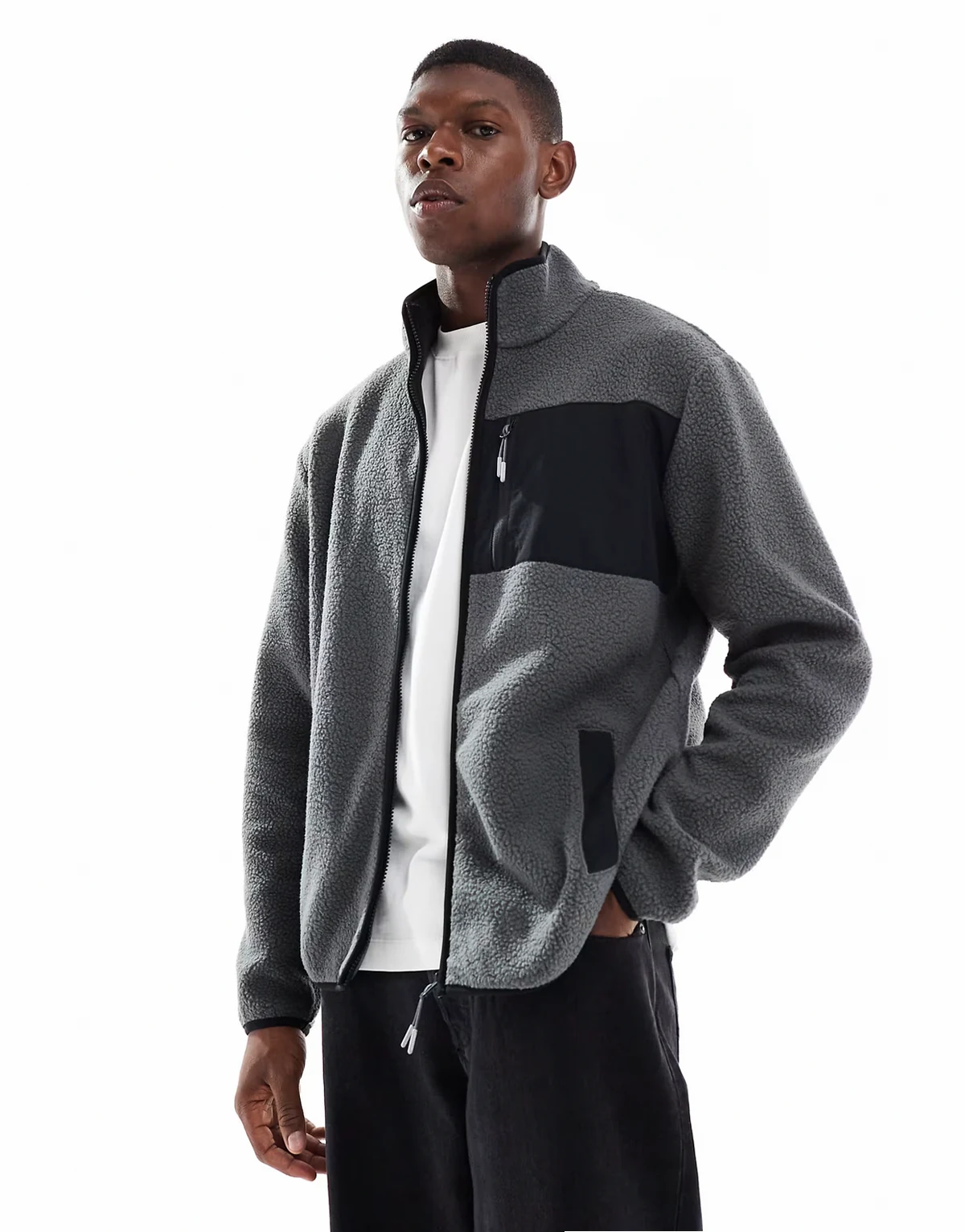 – Szara polarowa kurtka z kożuszka z kontrastowymi kieszeniami