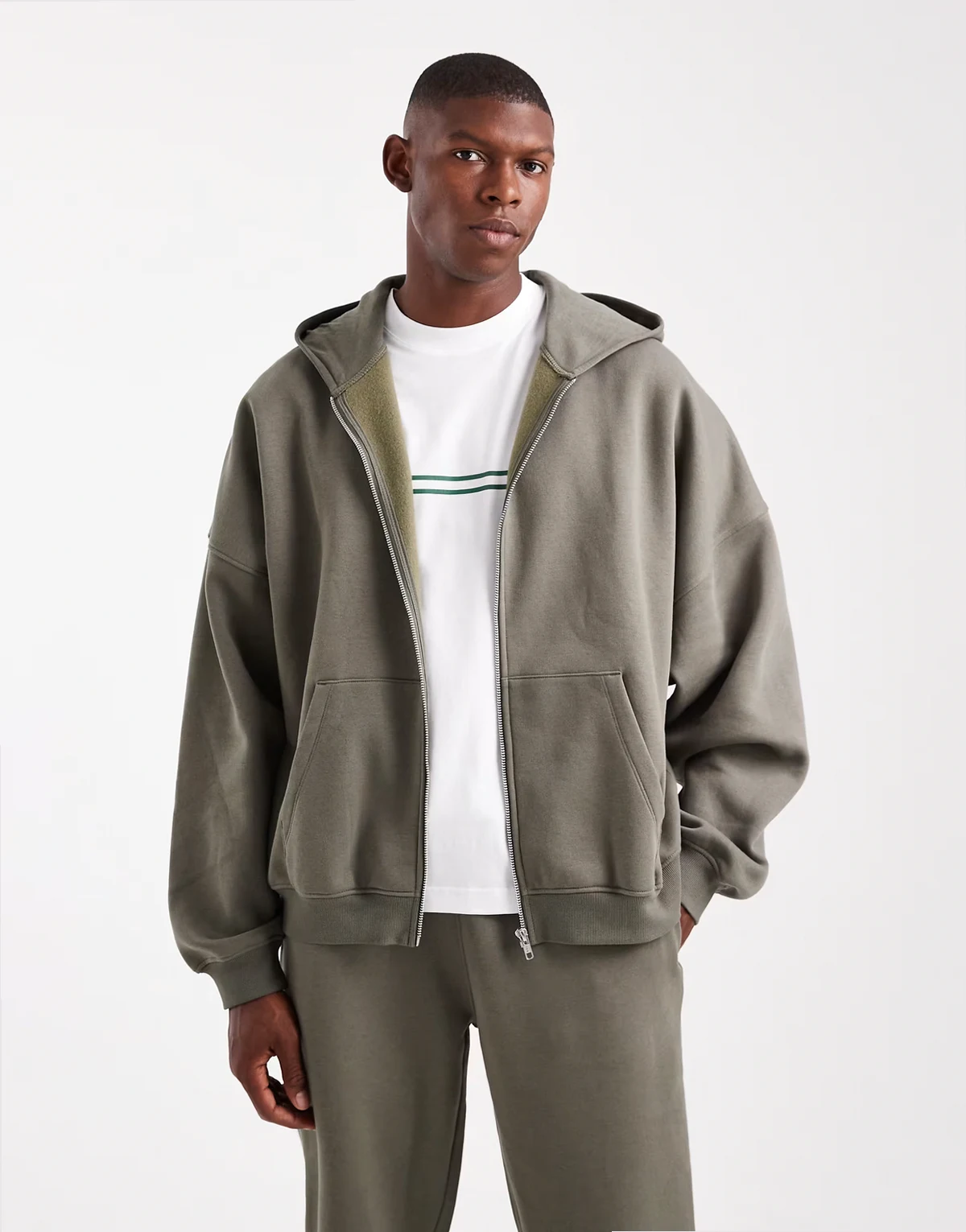 – Zapinana na suwak bluza z kapturem basic o fasonie extreme oversize w kolorze khaki