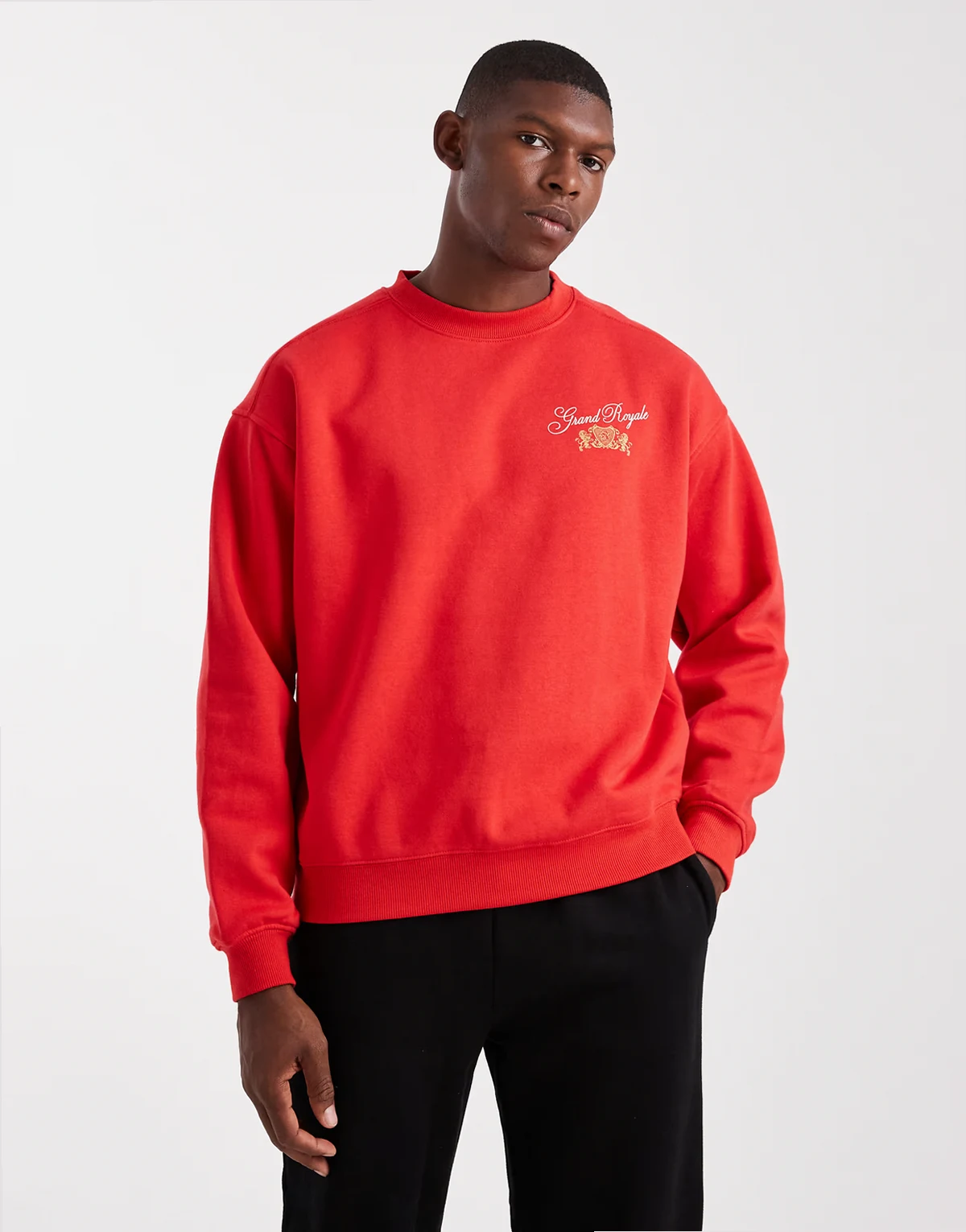 – Czerwona bluza o pudełkowym kroju z okrągłym dekoltem