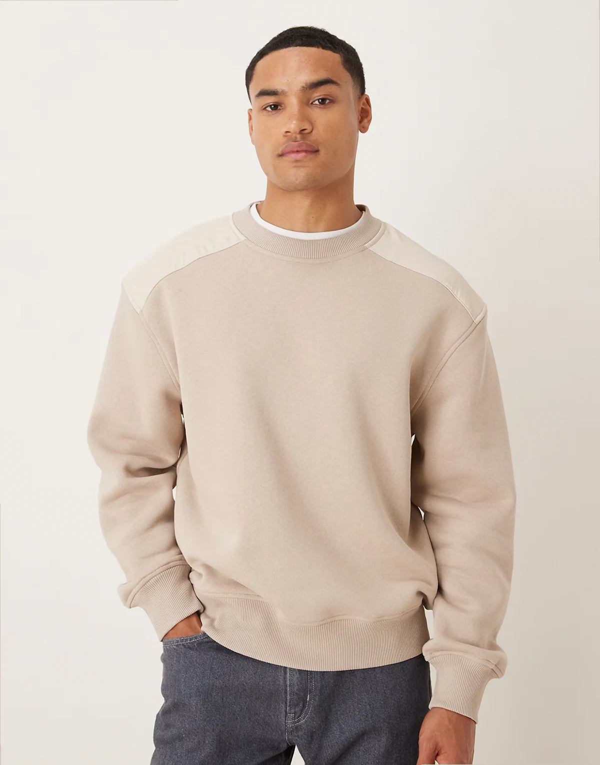 – Beżowy sweter oversize z okrągłym dekoltem i wstawkami