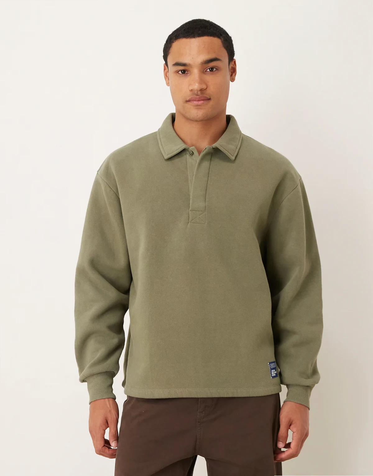 – Luźna bluza w kolorze khaki z kołnierzykiem polo i naszywką z tkaniny