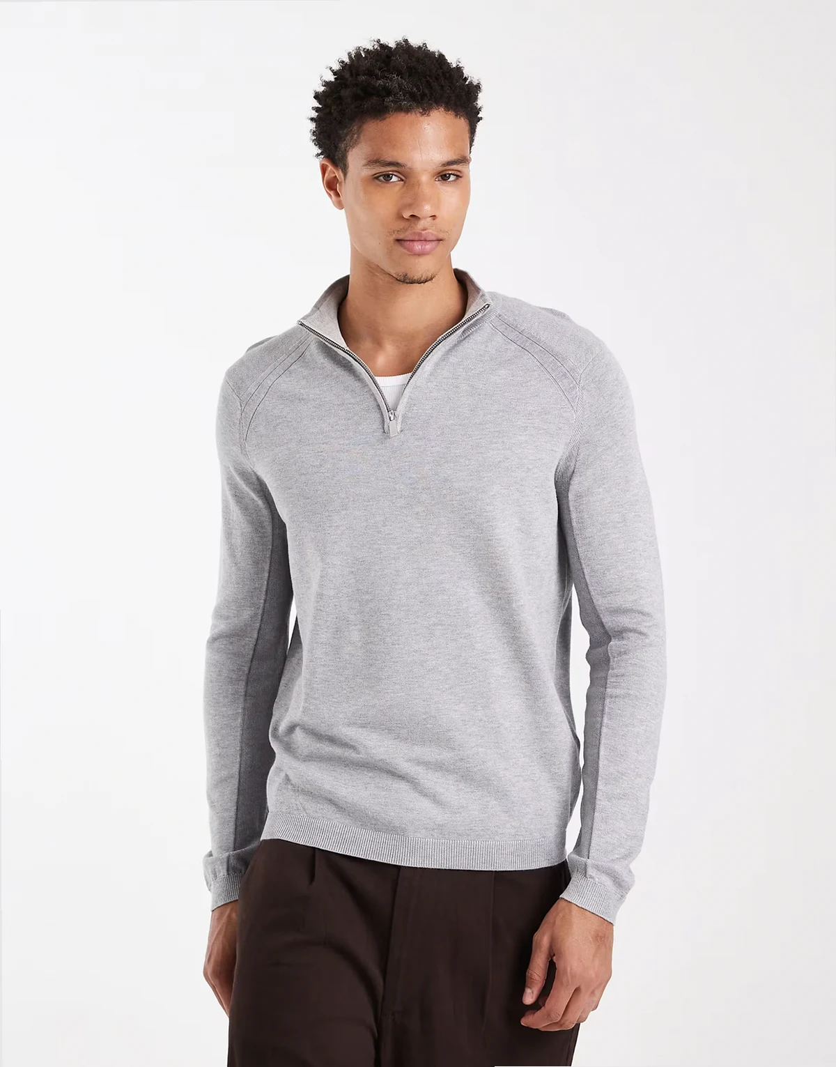 – Jasnoszara elegancka bluza z zamkiem pod szyją