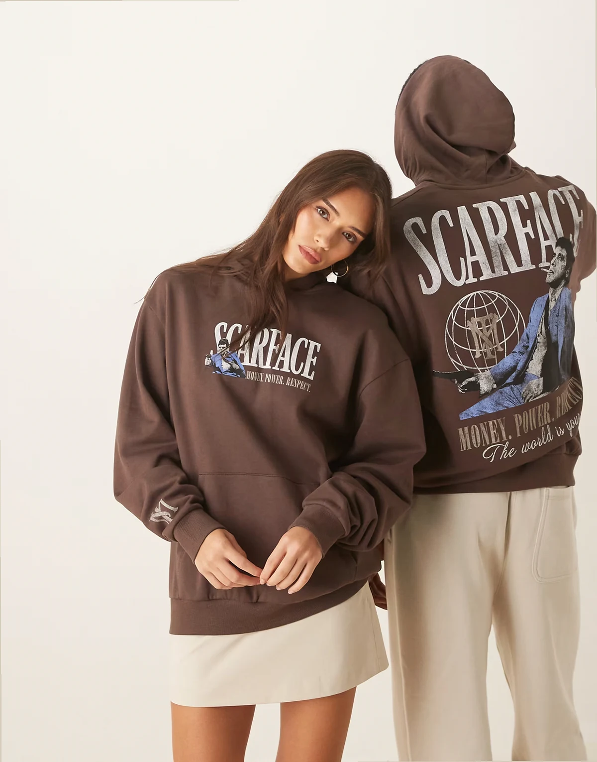 – Brązowa luźna bluza z kapturem unisex z nadrukiem z motywem Scarface
