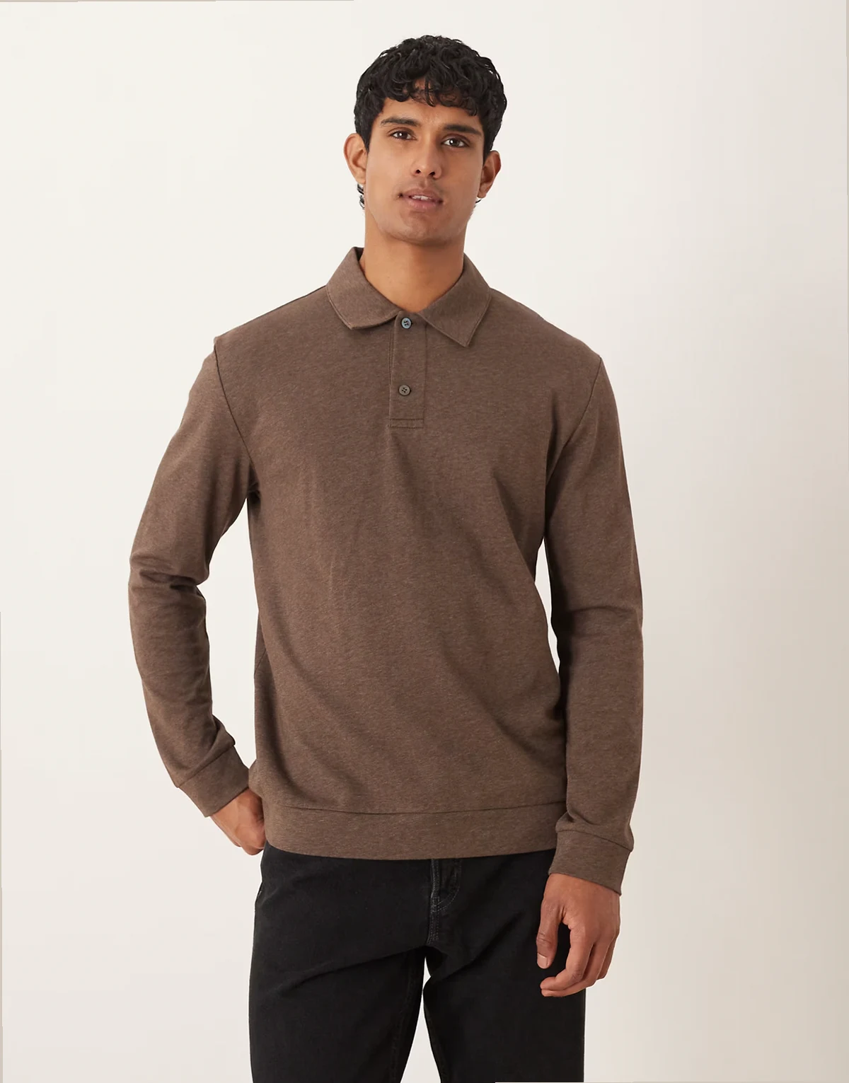 – Szarobrązowy dżersejowy top z kołnierzykiem polo i guzikami pod szyją z wysoką zawartością bawełny