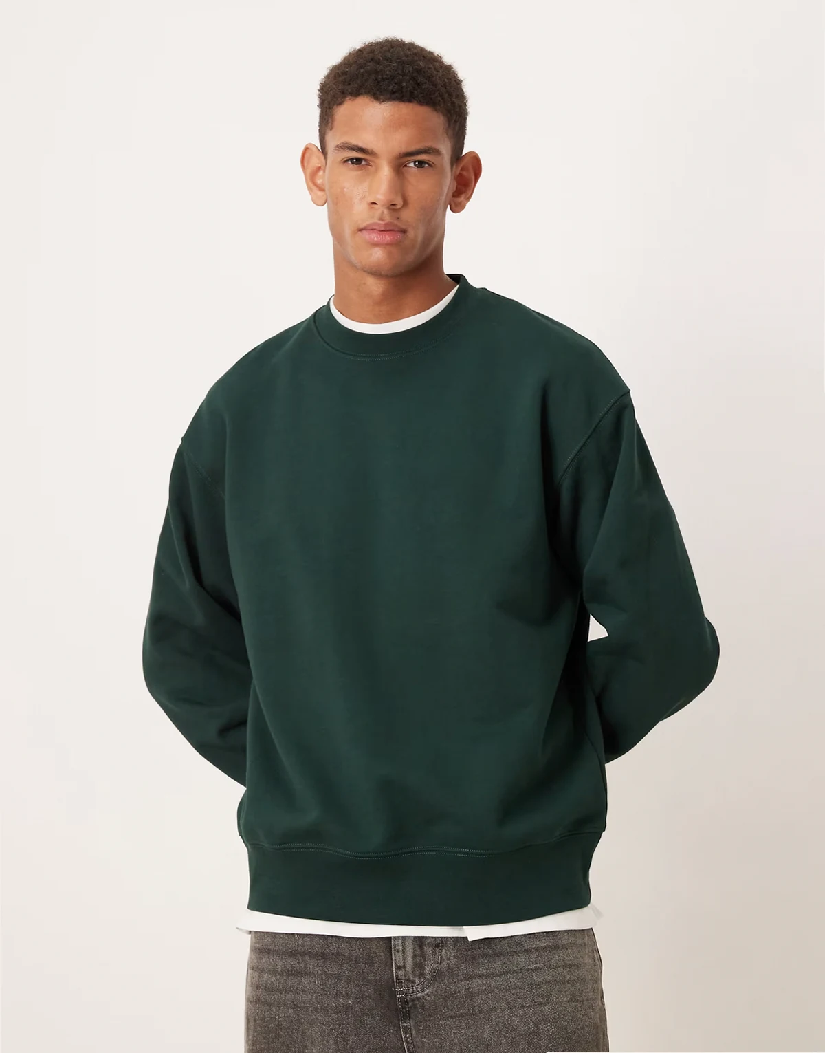 – Ciemnozielona bluza o swobodnym kroju z dzianiny pętelkowej z czystej bawełny