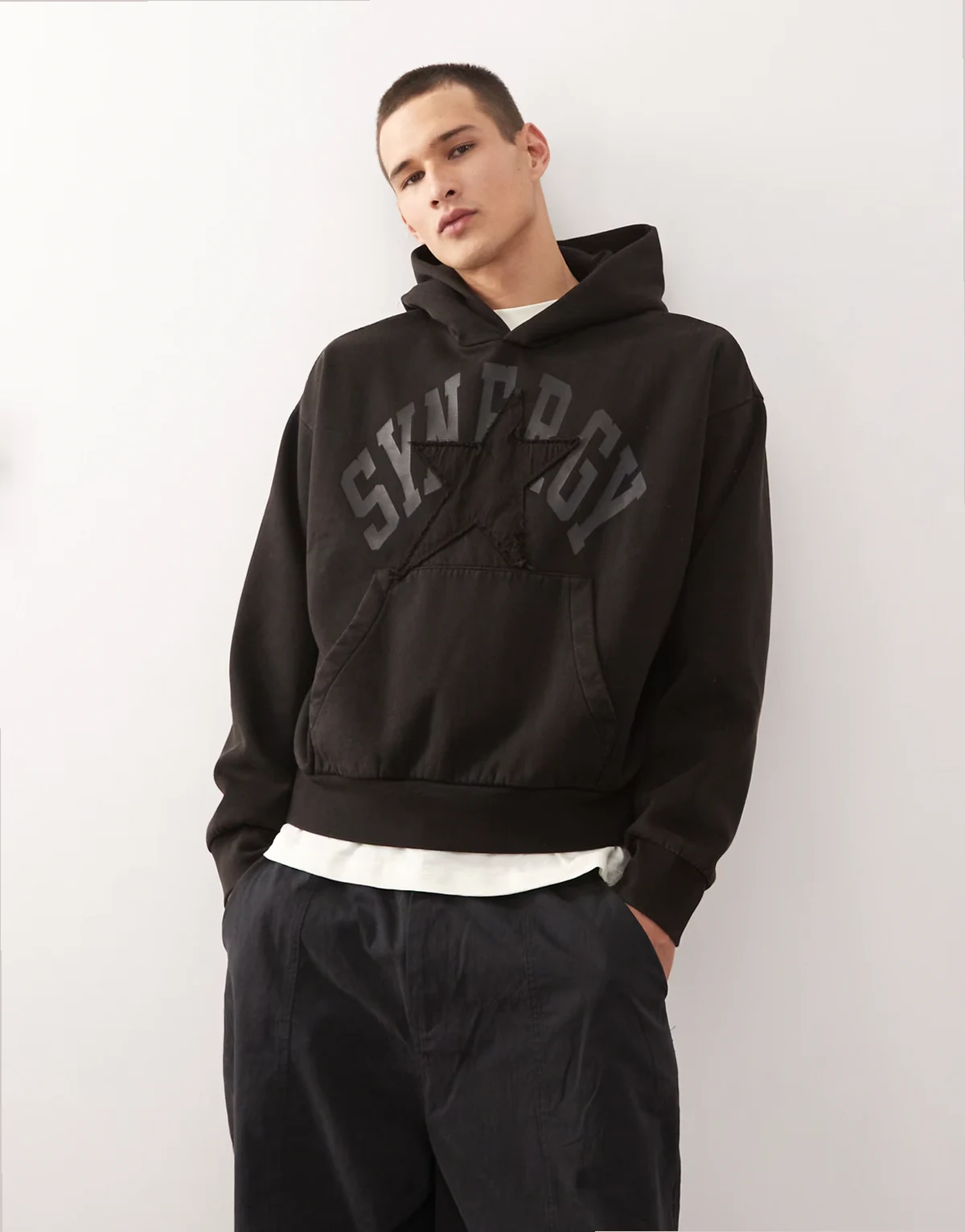 – Lockerer Oversize-Kapuzenpullover in verblasstem Schwarz mit Grafikapplikation