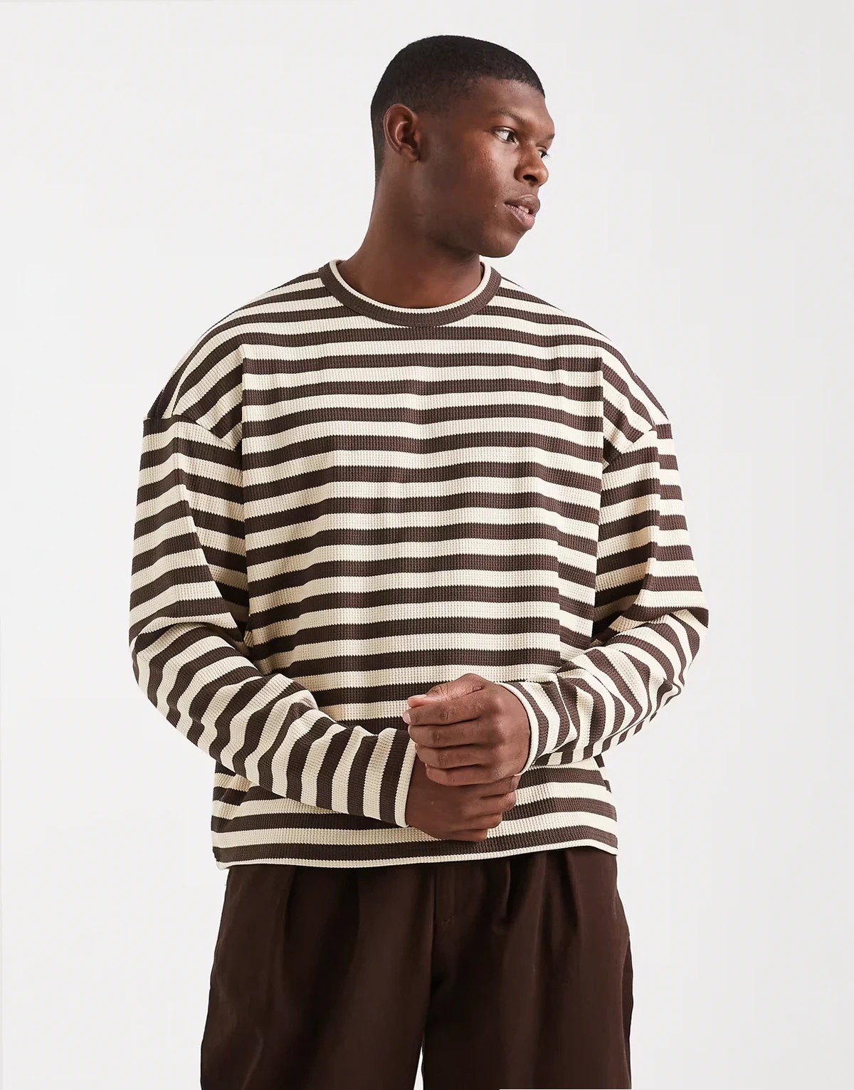 – Biało-brązowa pudełkowa bluza w paski