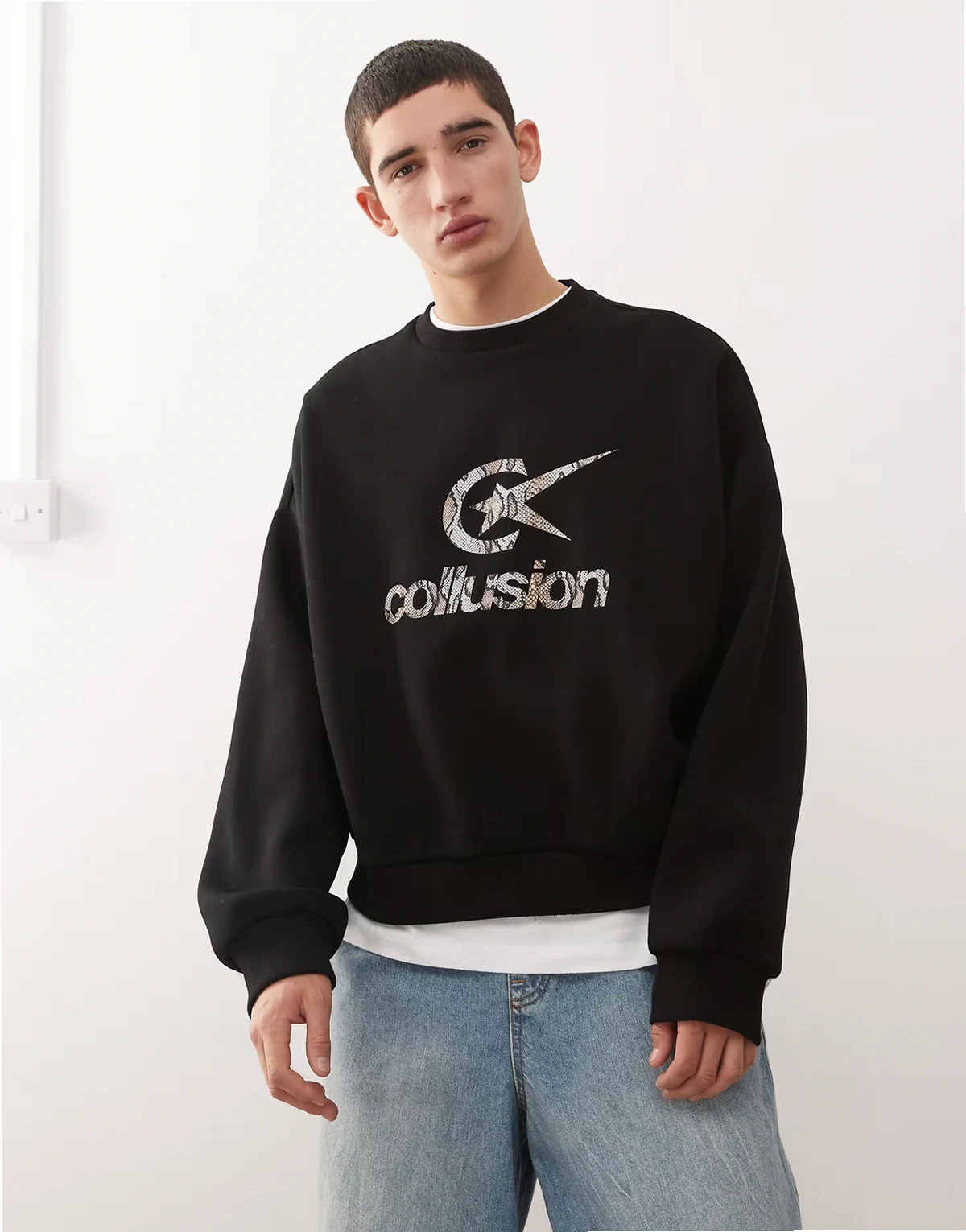 Boxy oversized sweatshirt in black with graphic logo