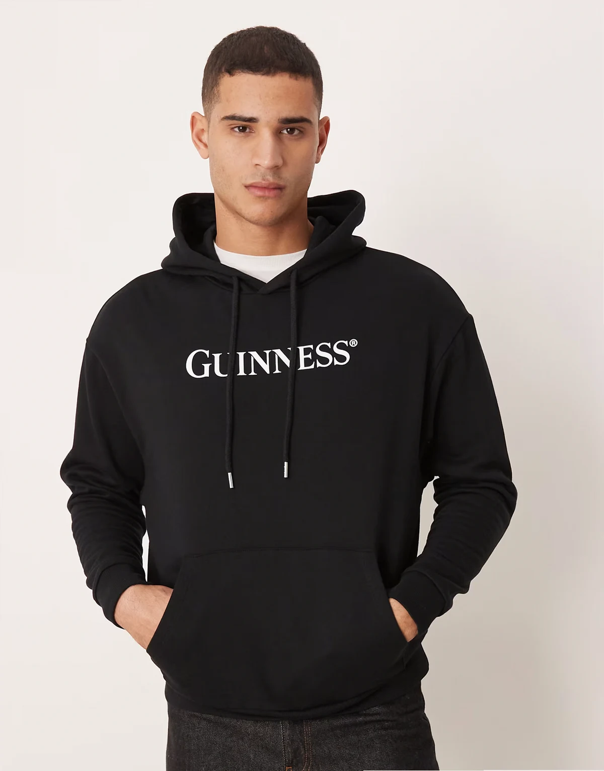– Czarna bluza z kapturem o luźnym kroju z motywem Guinness
