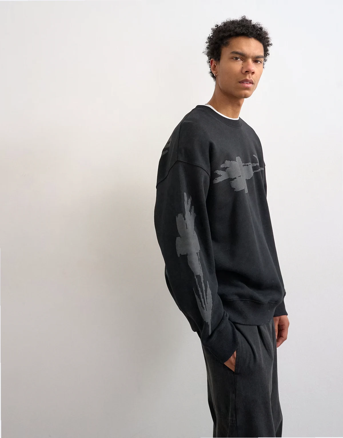 – Relaxed-Fit-Sweatshirt in verwaschenem Schwarz mit digitalem Blumenprint auf Brust und Rücken