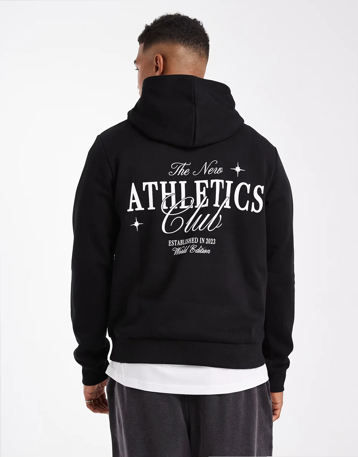 – Czarna bluza z kapturem z grafiką na plecach