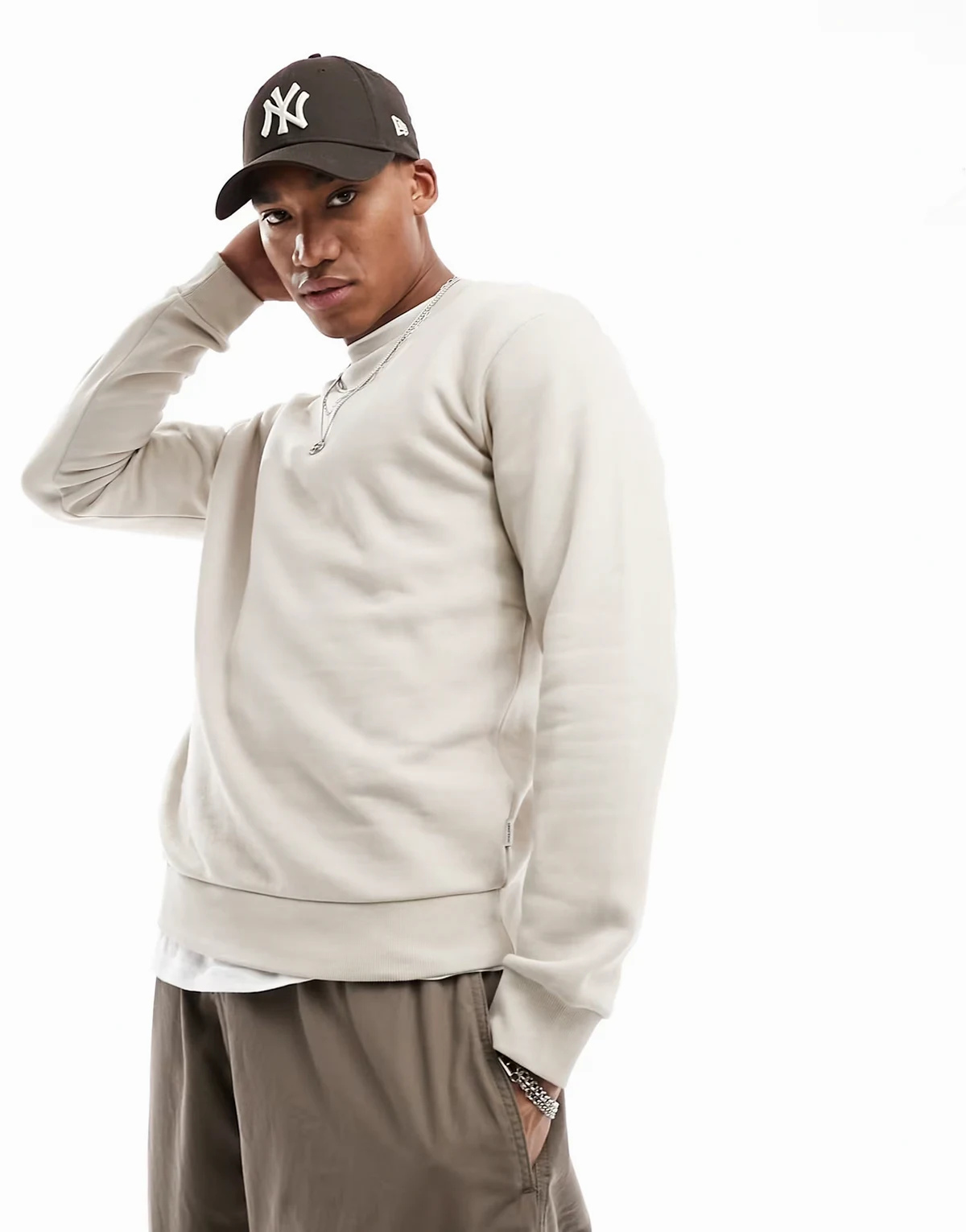 – Beżowa bluza oversize