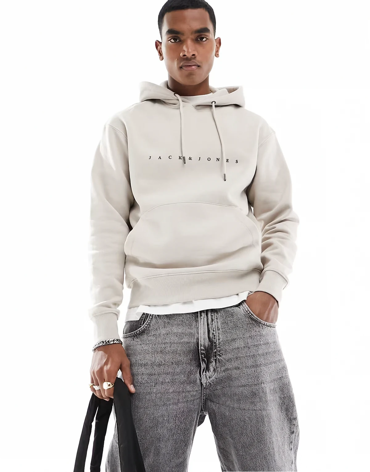 – Beżowa bluza z kapturem oversize z logo na piersi